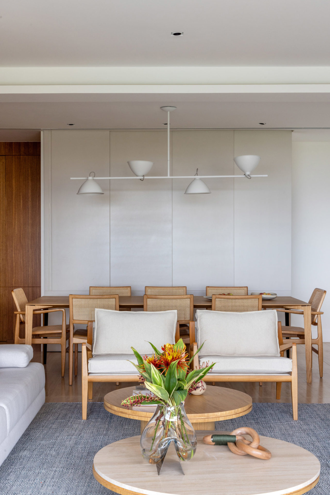 na foto duas cadeiras e mesa de jantar ao fundo