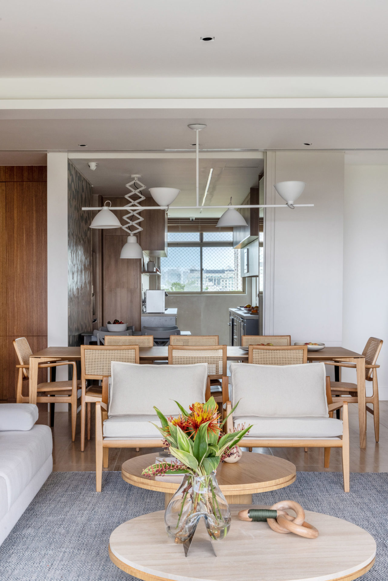 na foto sala de jantar com entrada para a cozinha