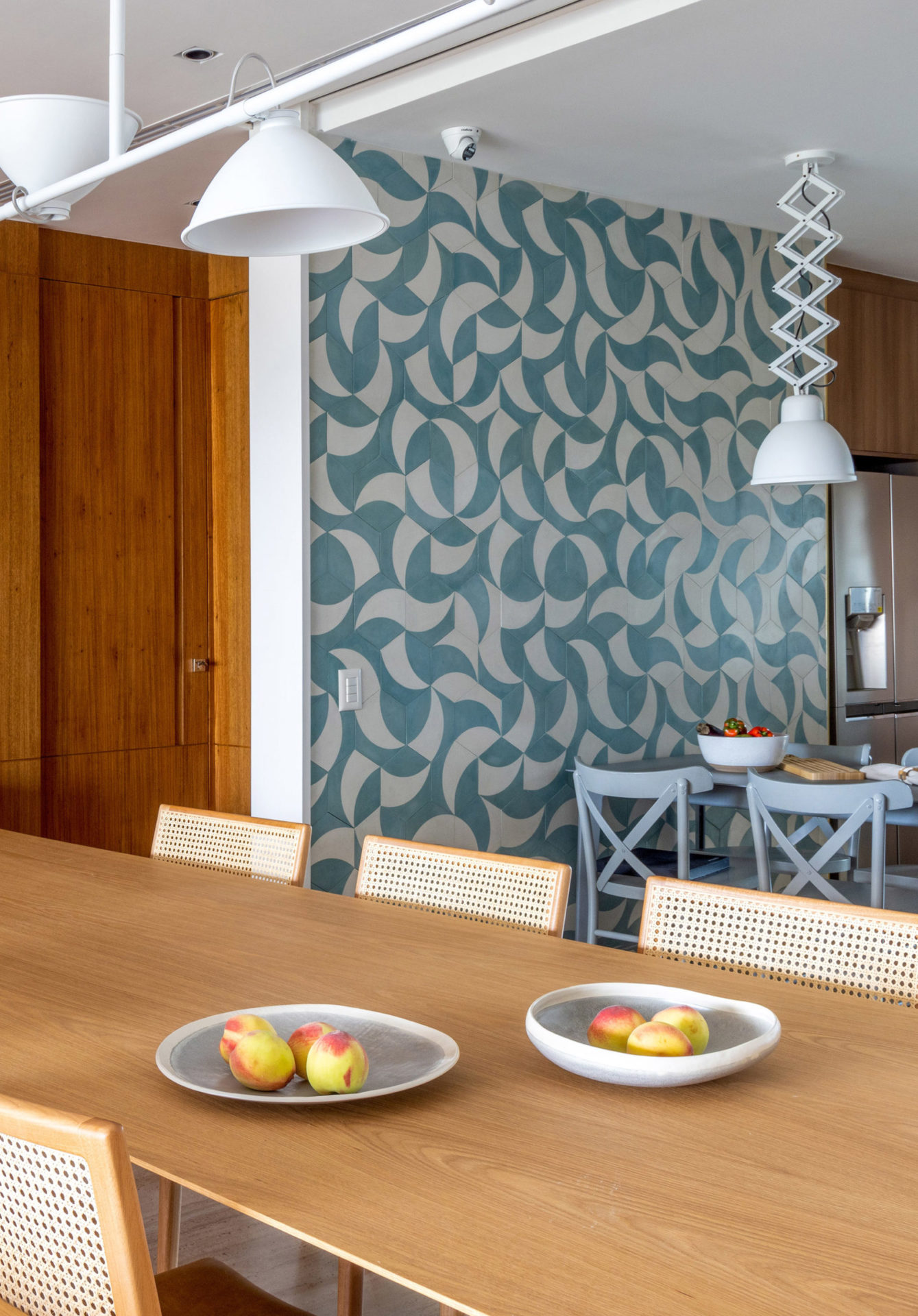 na foto mesa de jantar e mesa da copa