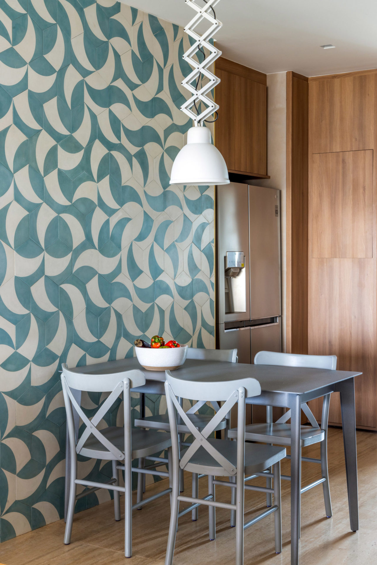 na foto imagem da copa cozinha com ladrilhos azuis