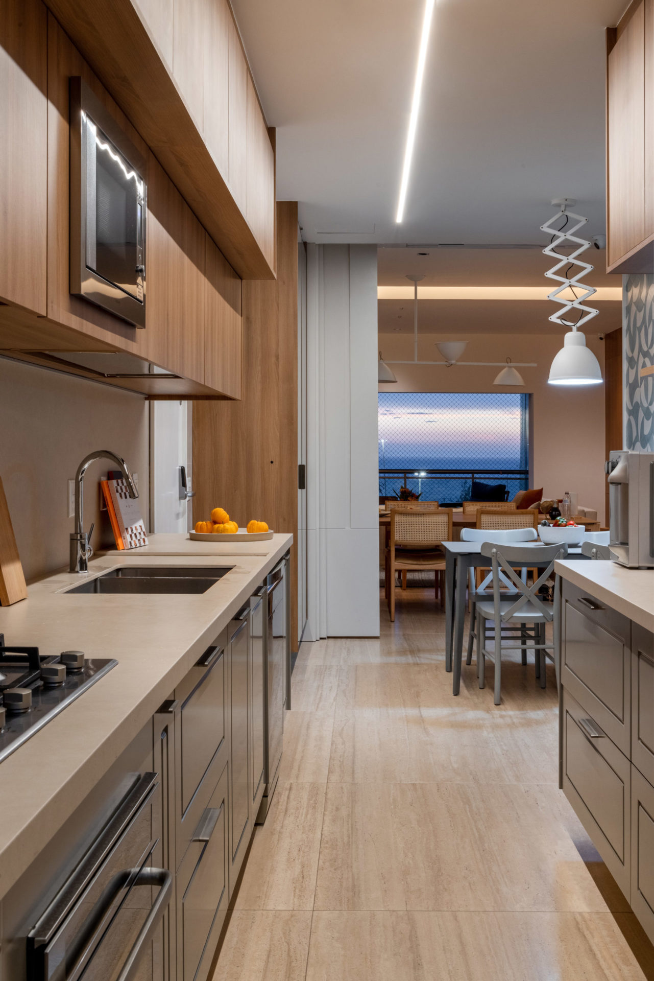 na foto cozinha com bancada e pia e armários