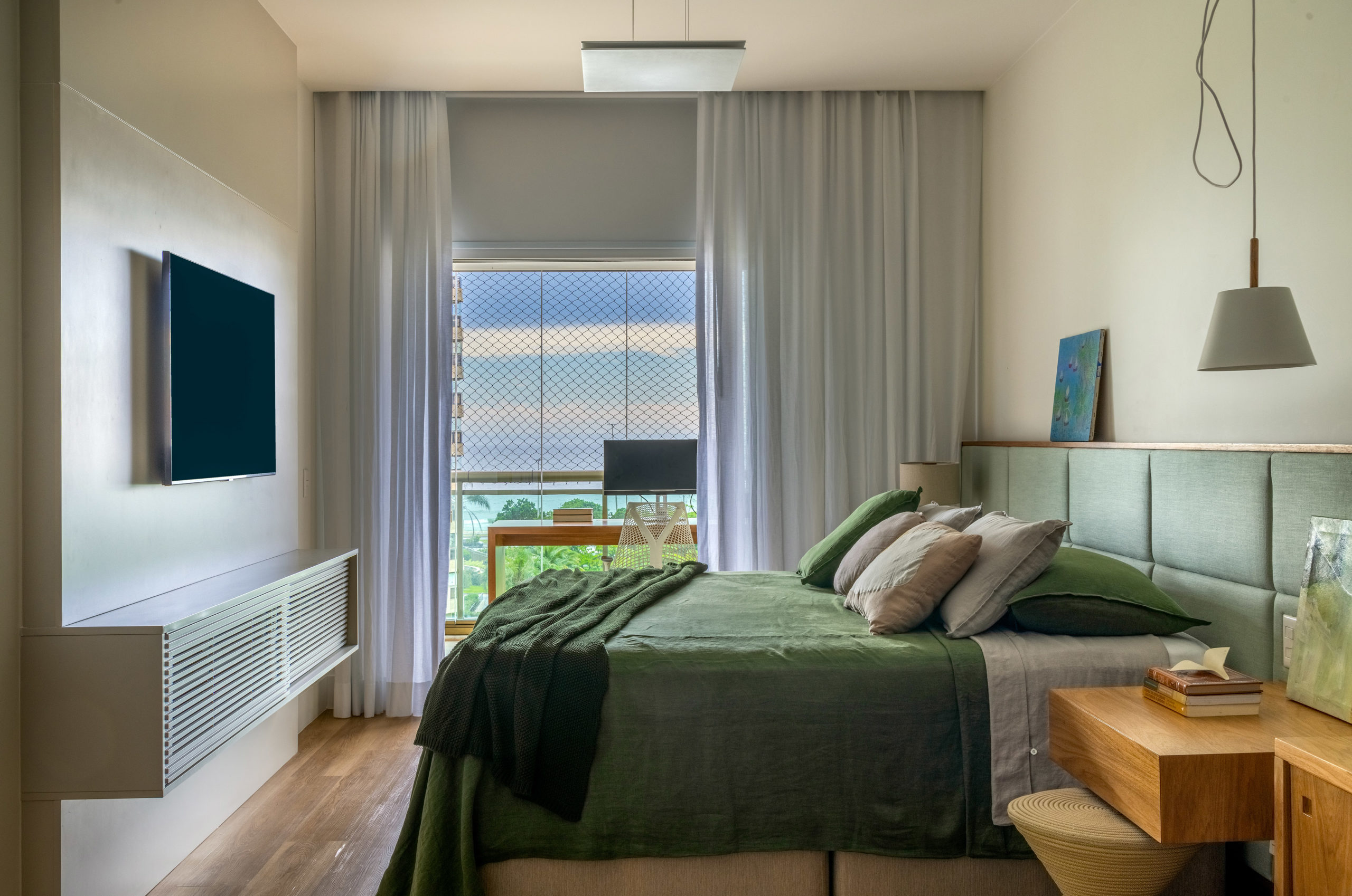 na foto quarto de casal com varanda e televisão