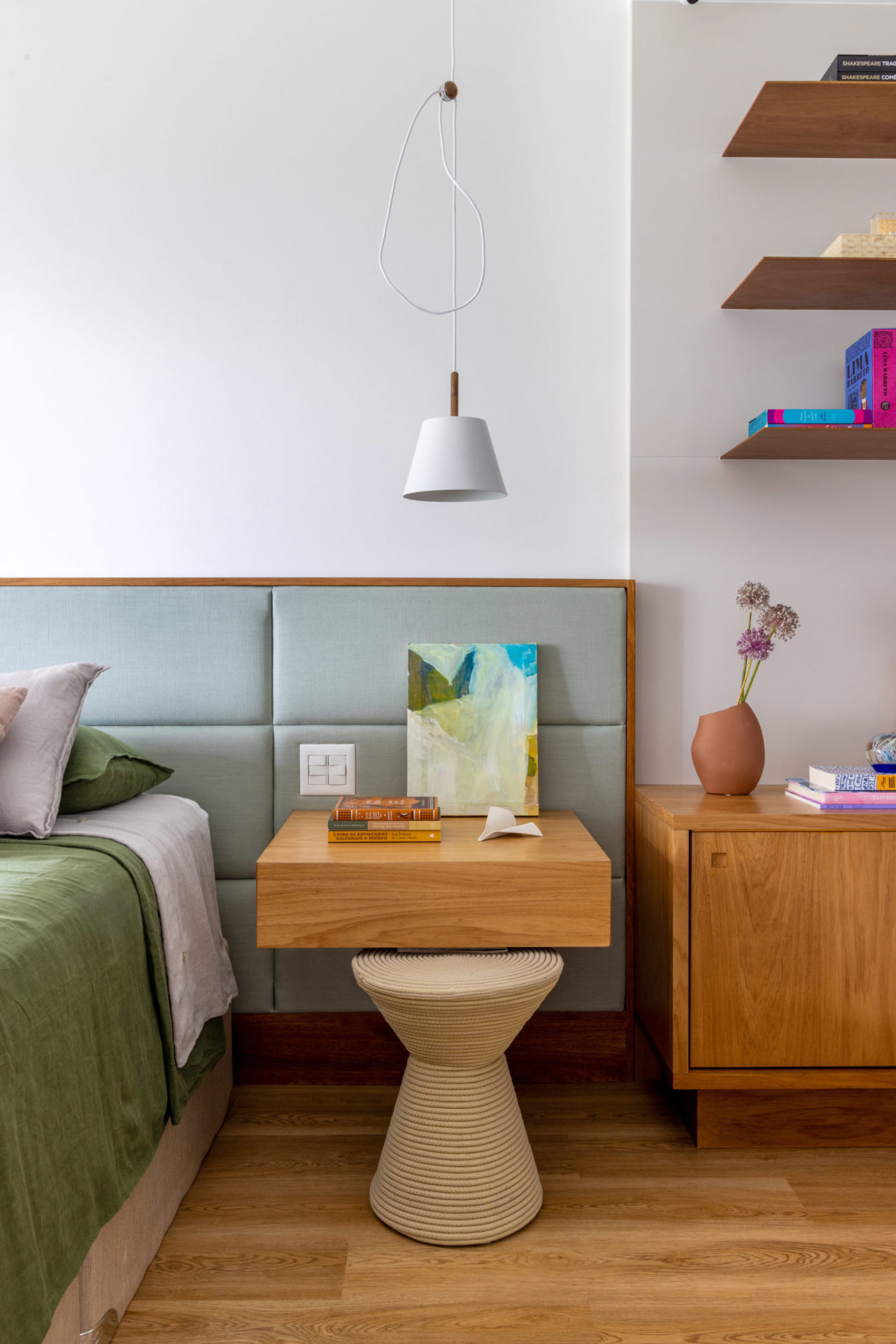 na foto quarto de casal com mesa de cabeceira e luminária