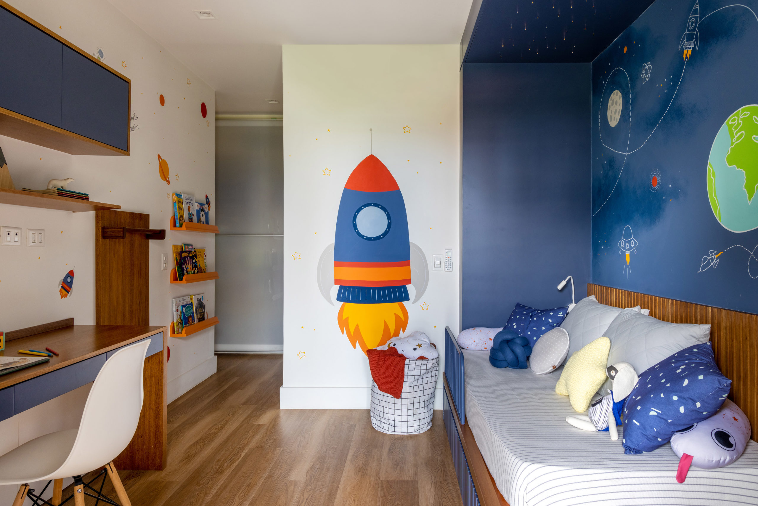 na foto quarto infantil com tema de foguete