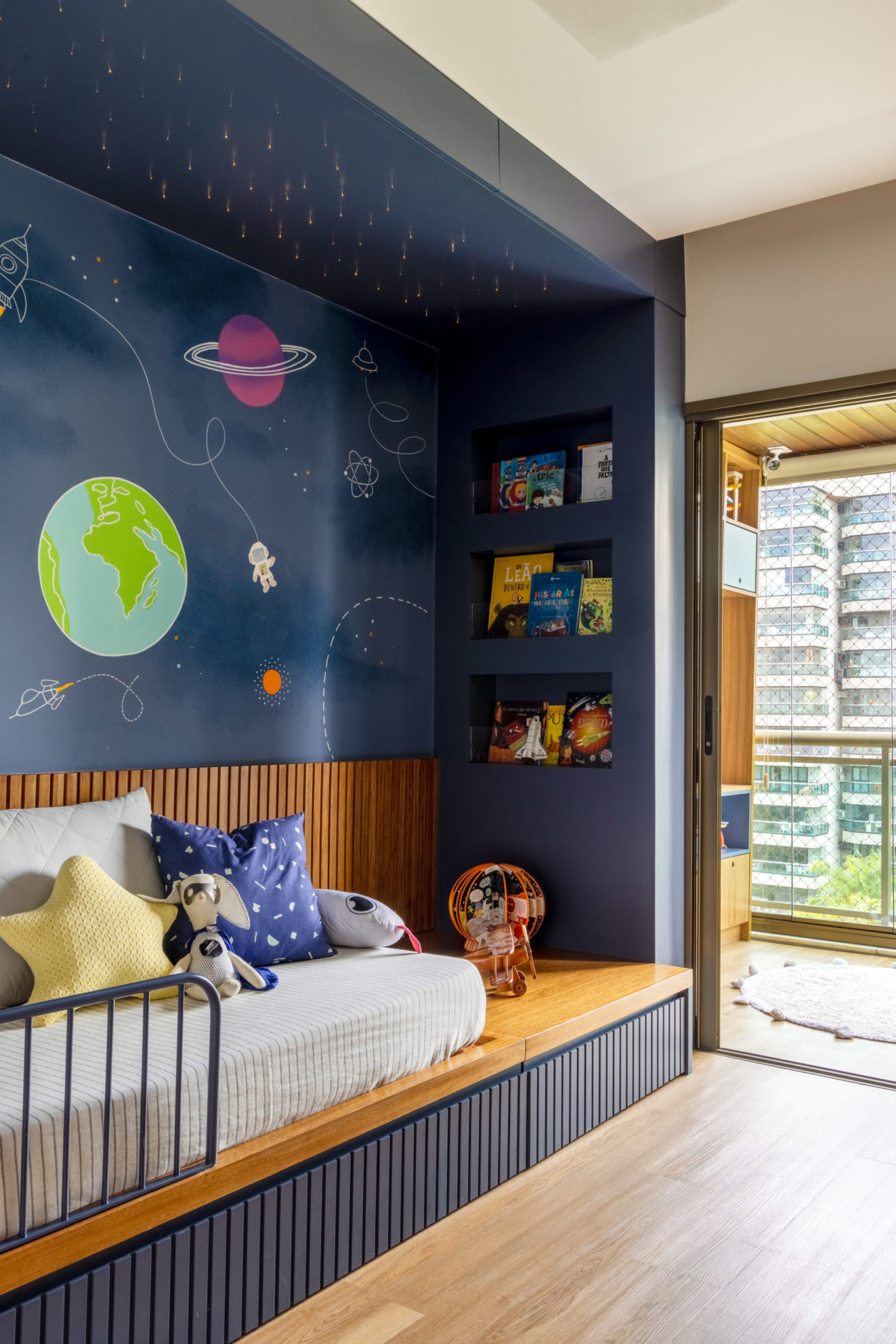 quarto infantil com tema planetas e varanda