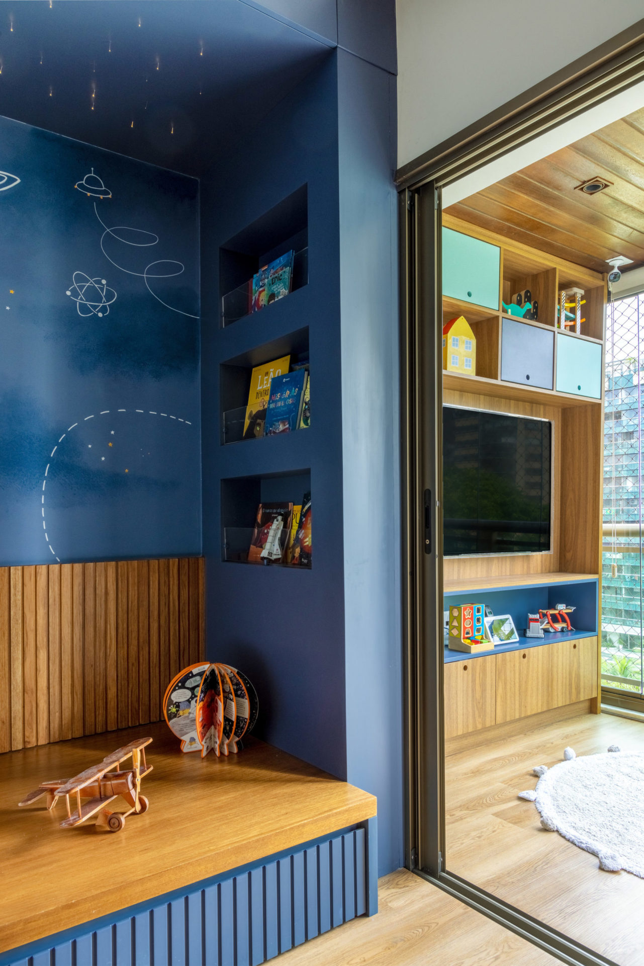 na foto quarto infantil com uma brinquedoteca na varanda