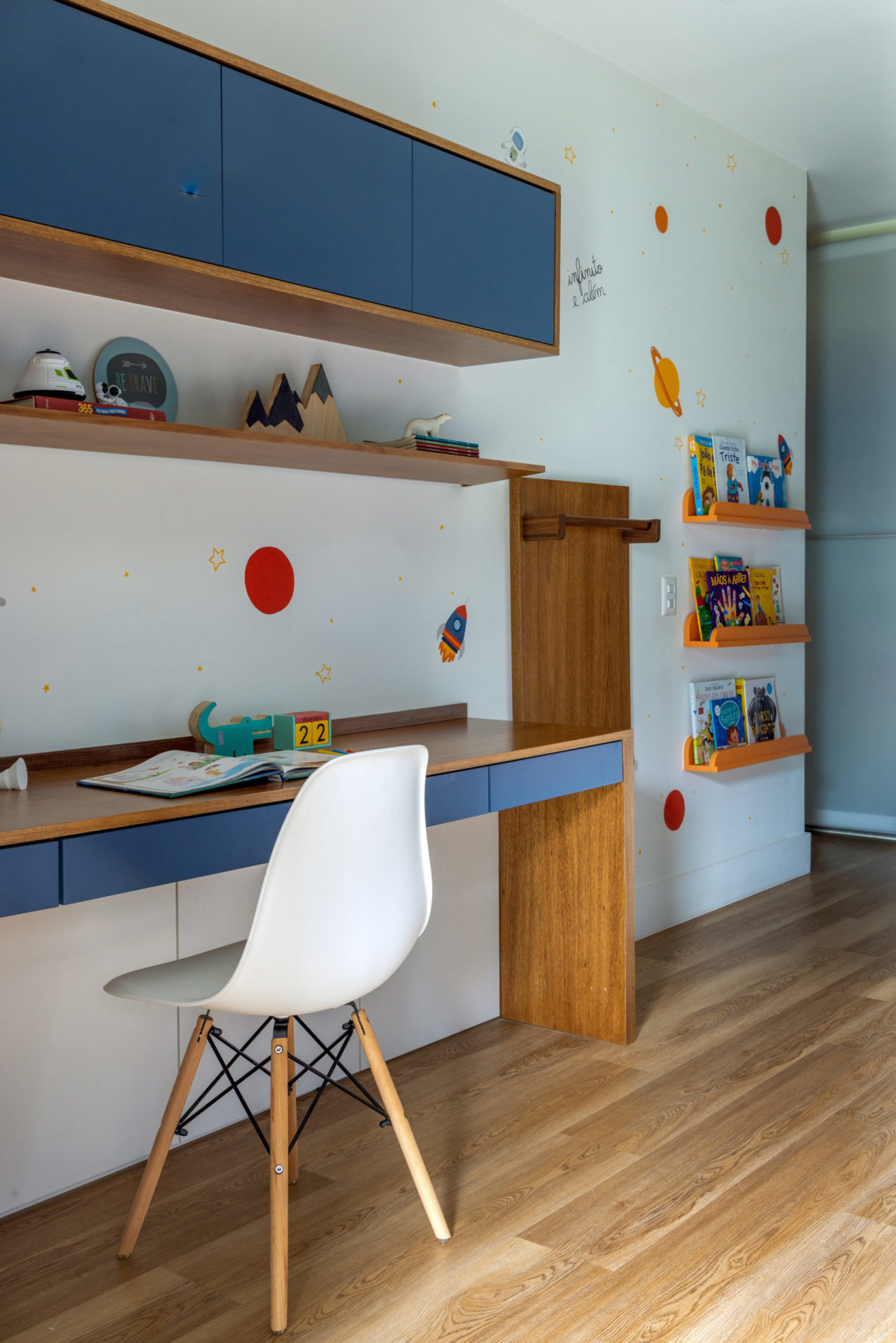 na foto quarto infantil com mesa de estudo