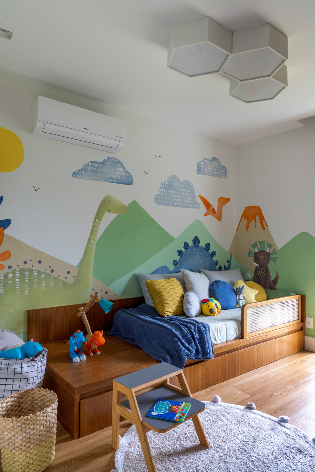 na foto quarto infantil com tema de dinossauro