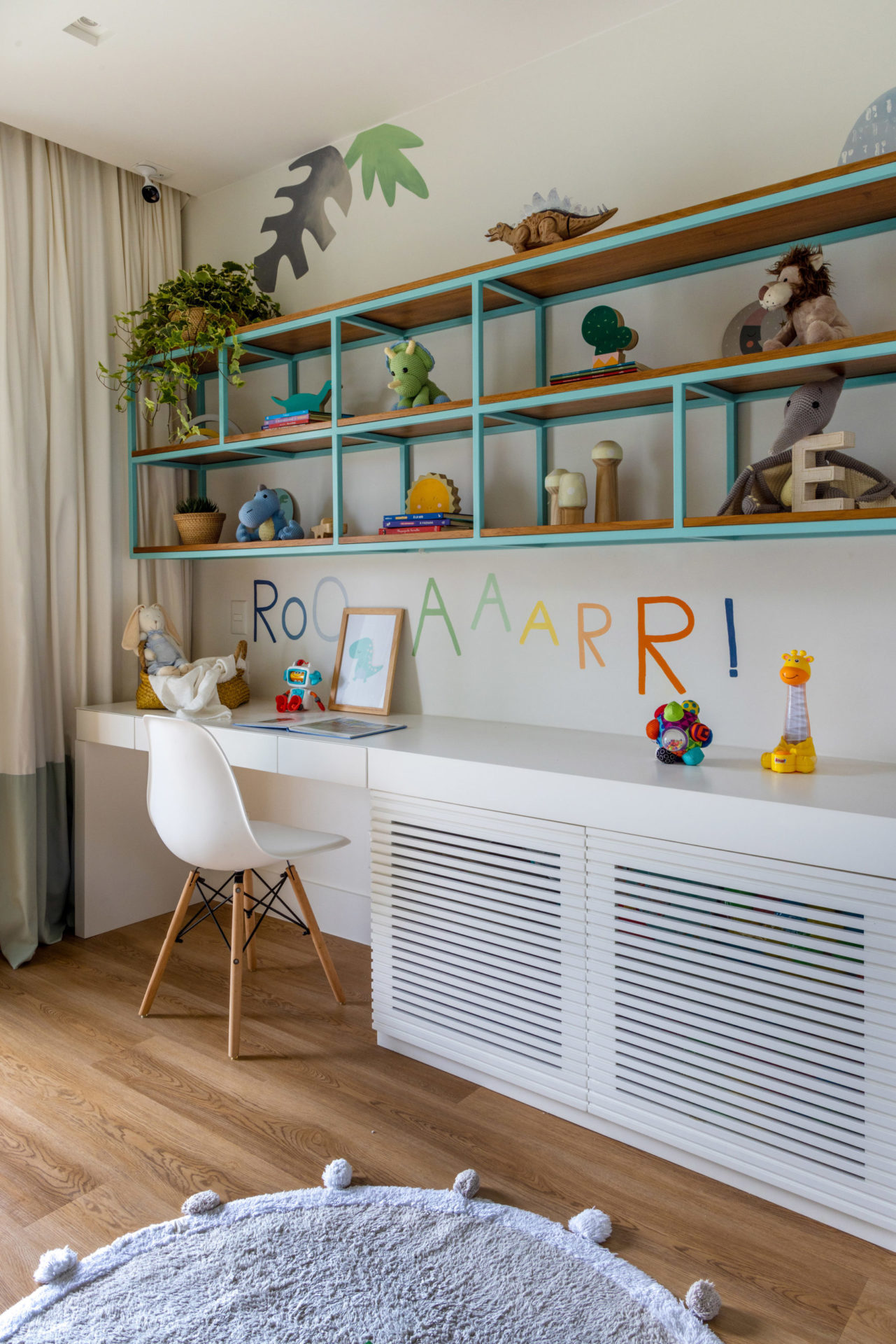 na foto mesa de estudo de quarto infantil