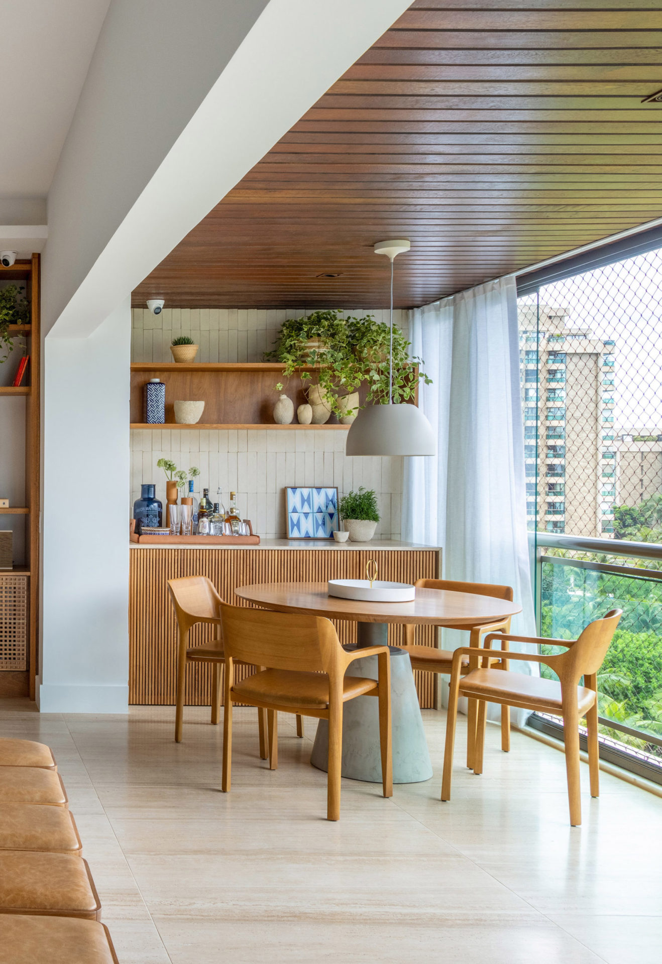 na foto varanda com mesa para quatro pessoas