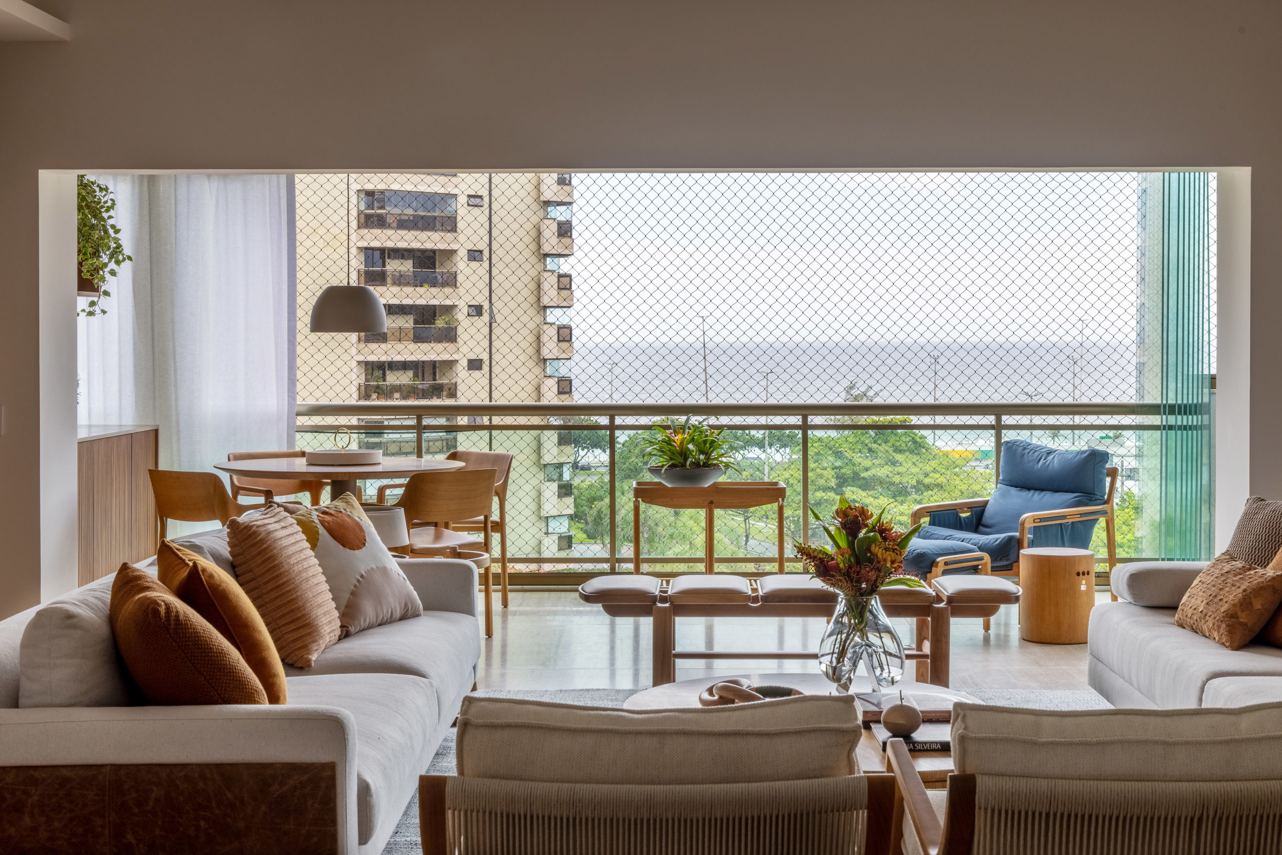 na foto está a visão total da varanda