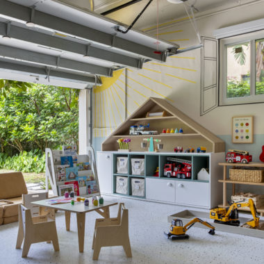 na foto uma brinquedoteca com sol pintado na parede