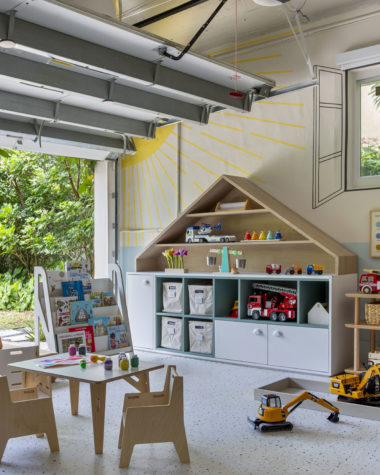 na foto uma brinquedoteca com sol pintado na parede