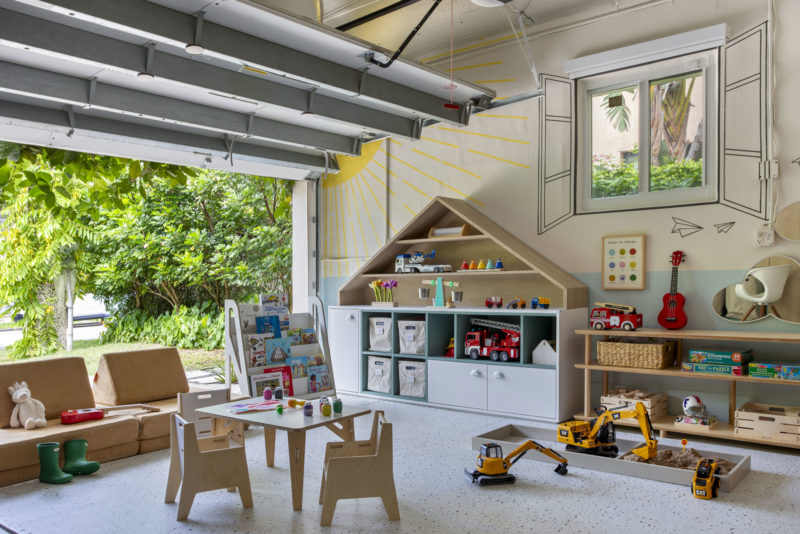 na foto uma brinquedoteca com sol pintado na parede