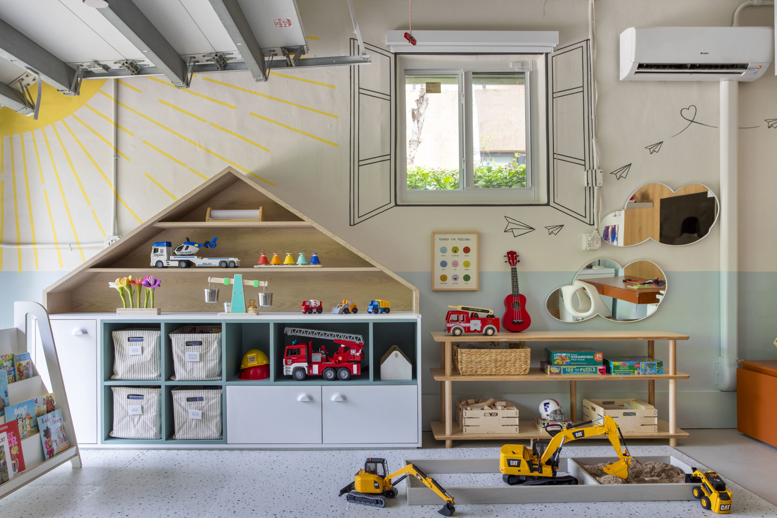 na foto brinquedoteca com janela, estantes, brinquedos