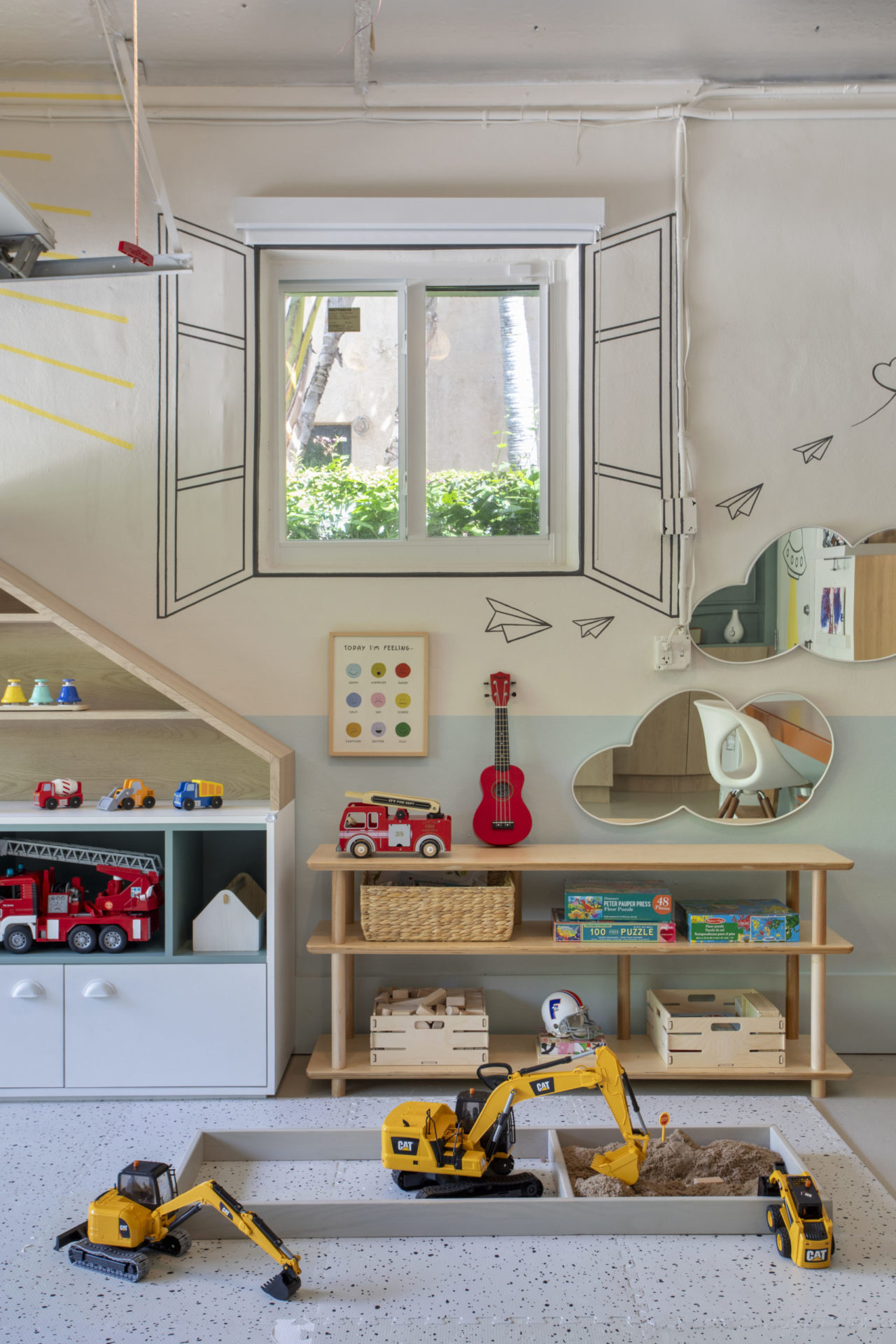 na foto espaço com brinquedos, instrumentos musicais