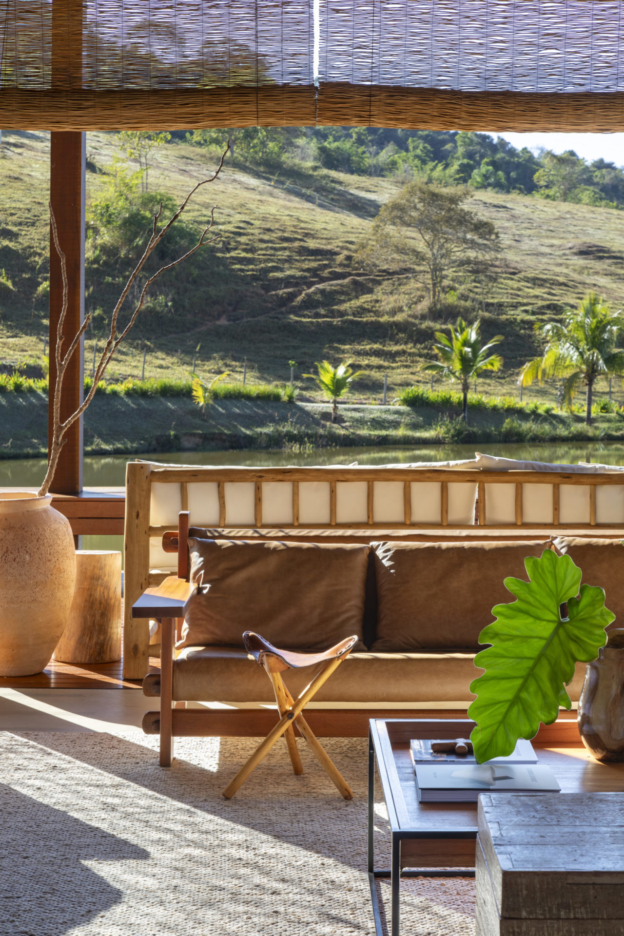 na foto varanda com sofá com vista para o lago
