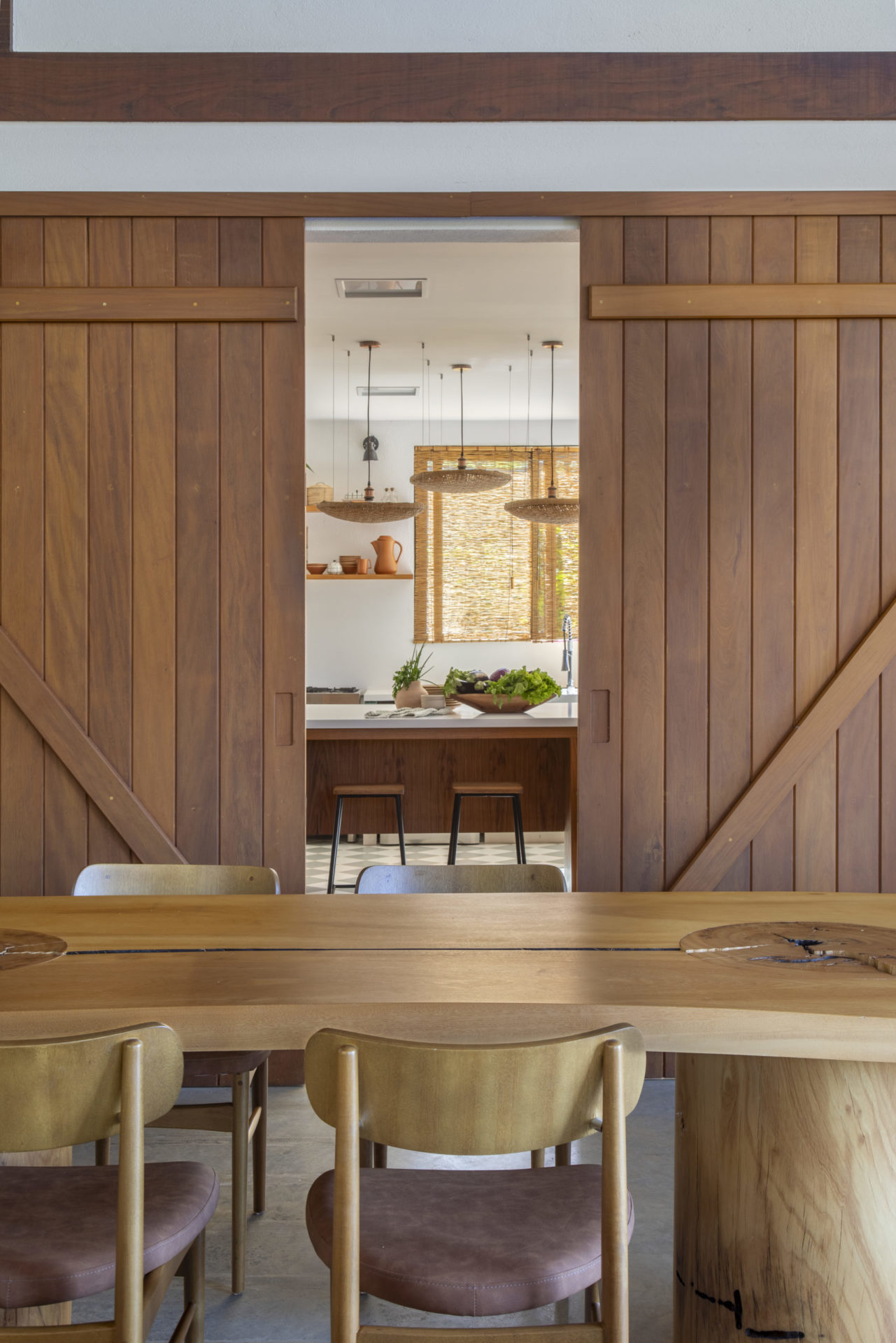 na foto sala de jantar com porta de madeira