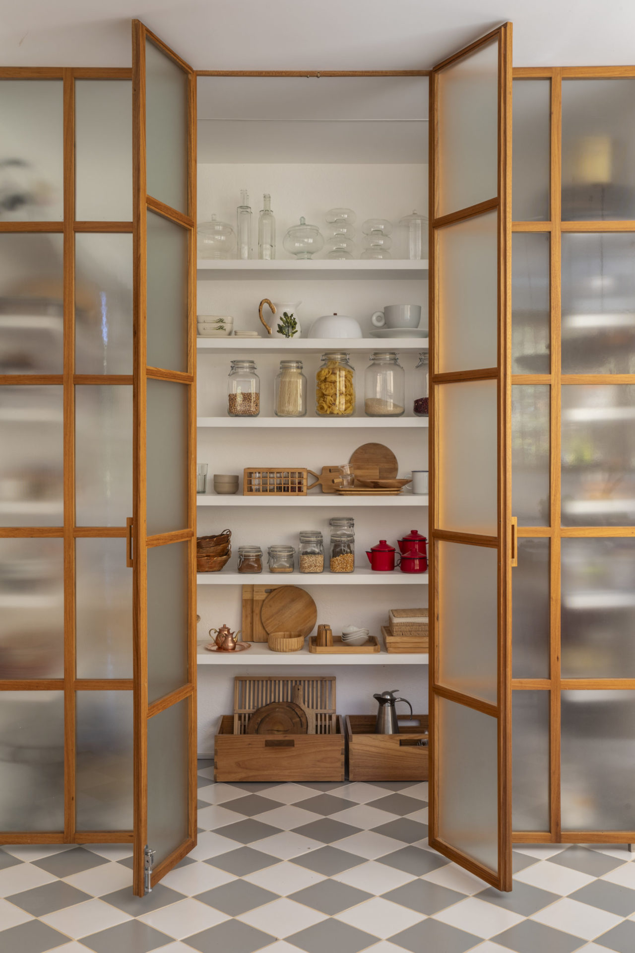 na foto dispensa com portas de vidro