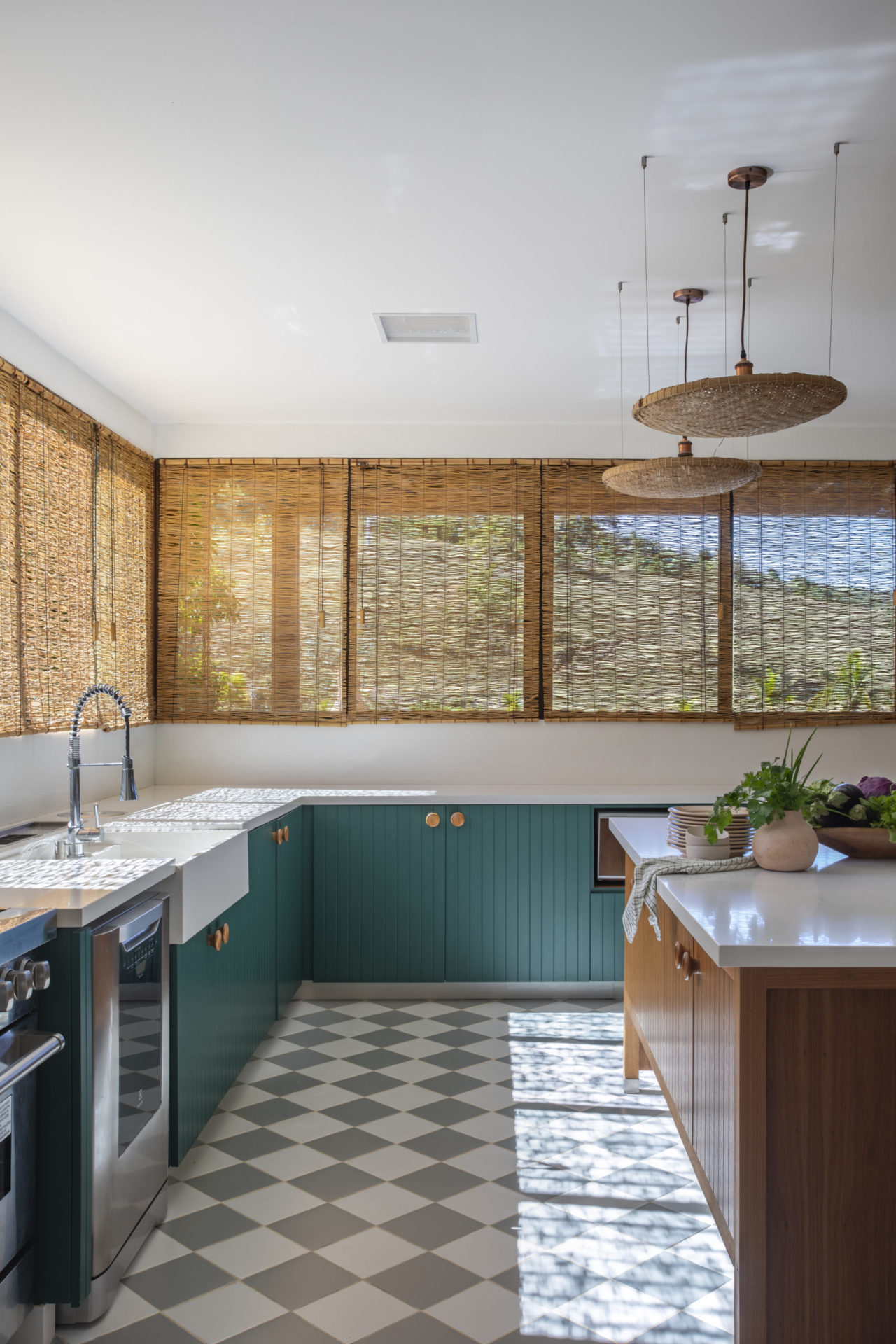 na foto cozinha de uma casa com vista para a natureza