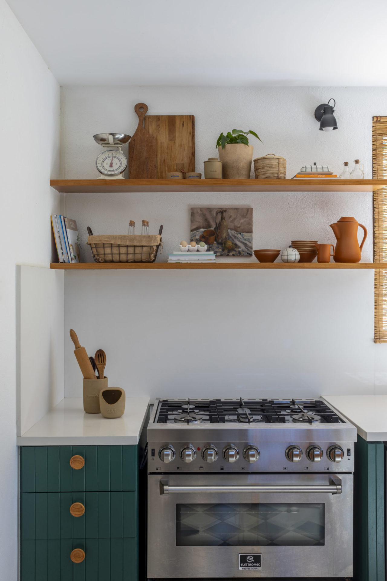 na foto cozinha com fogão e prateleiras