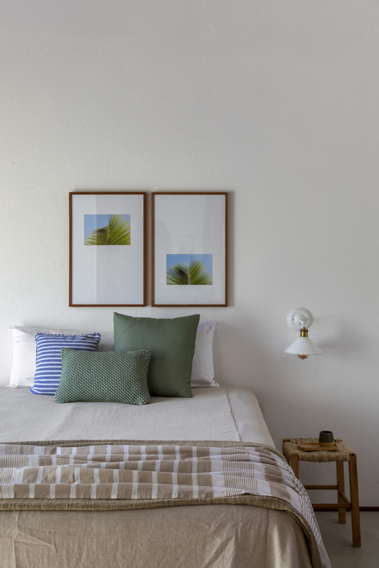 na foto quarto com cama de casal e dois quadros na parede