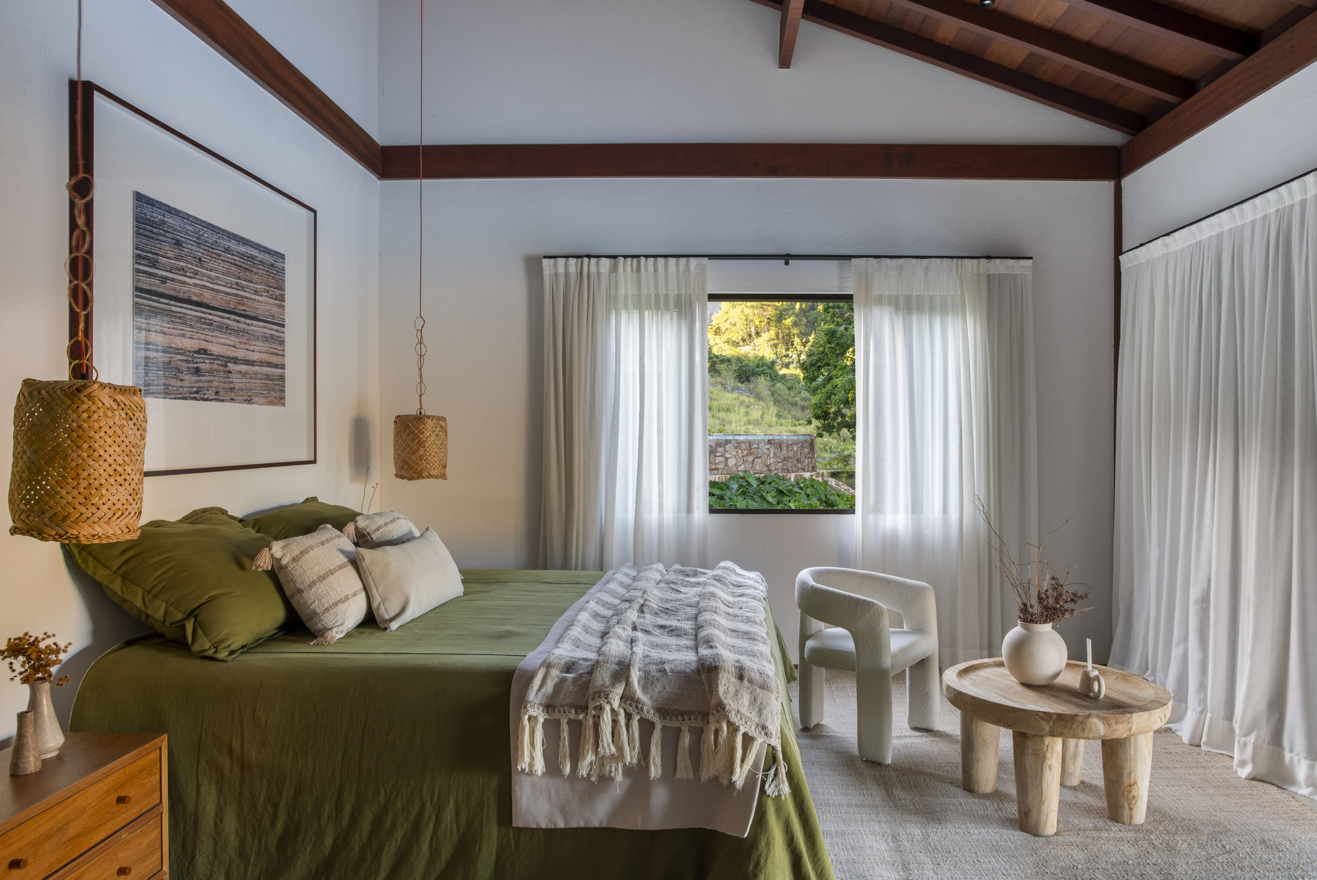 na foto suíte master com vista para a natureza e teto de madeira