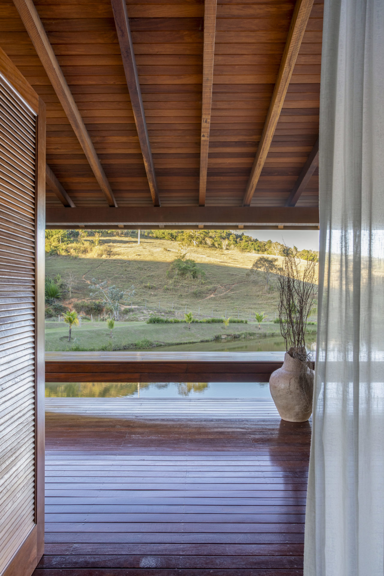 na foto varanda de uma casa com vista para o lago