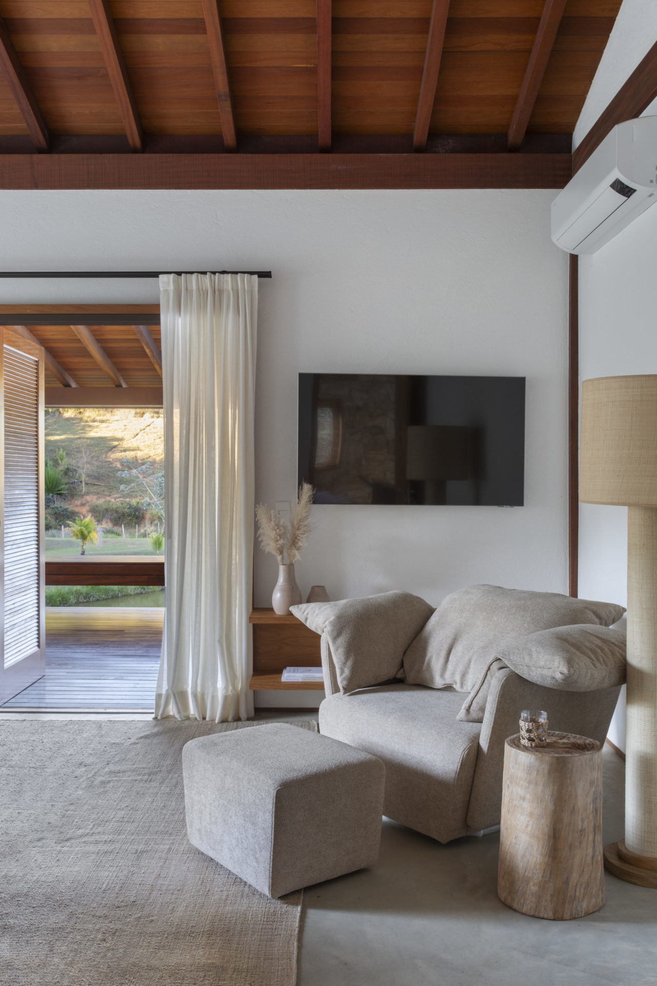 na foto suite master com vista para a natureza