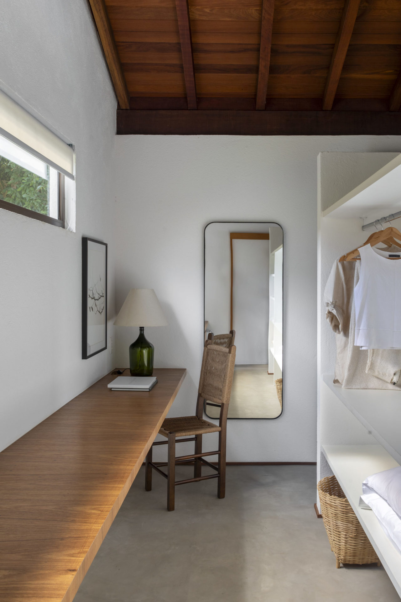 na foto closed com espelho e uma mesa com cadeira