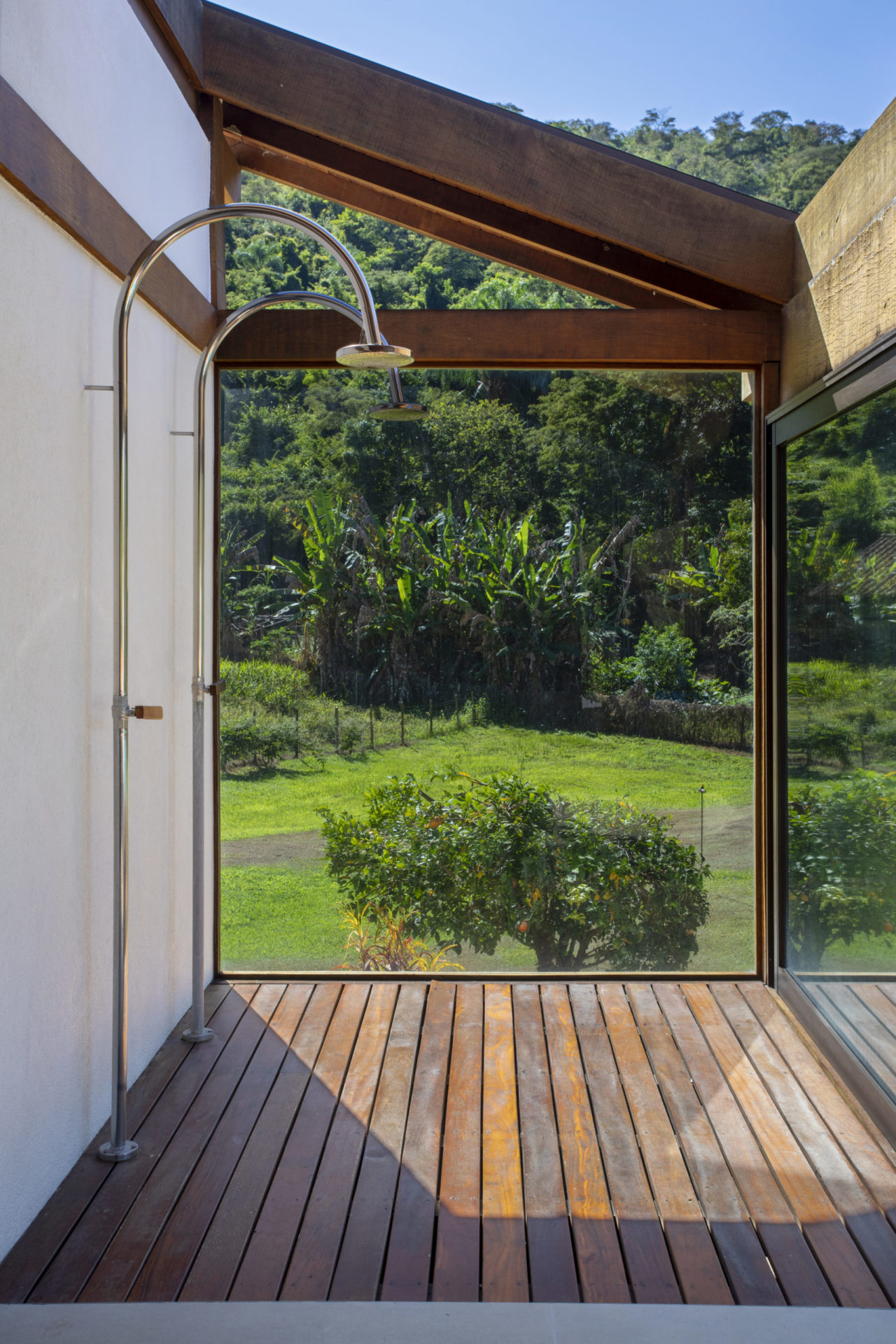 na foto chuveiro na piscina 