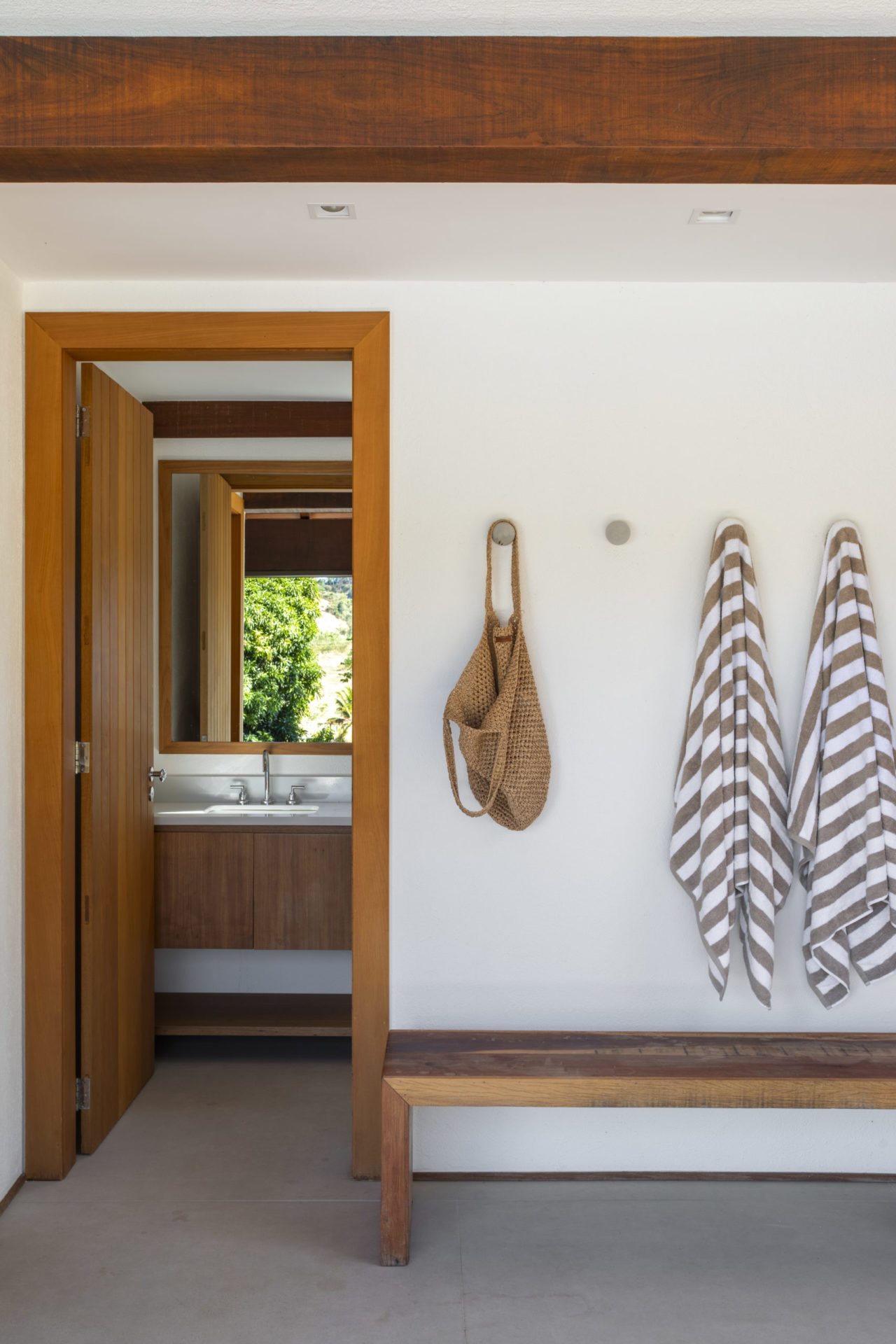 na foto banheiro e espaço para pendurar toalhas e bolsas