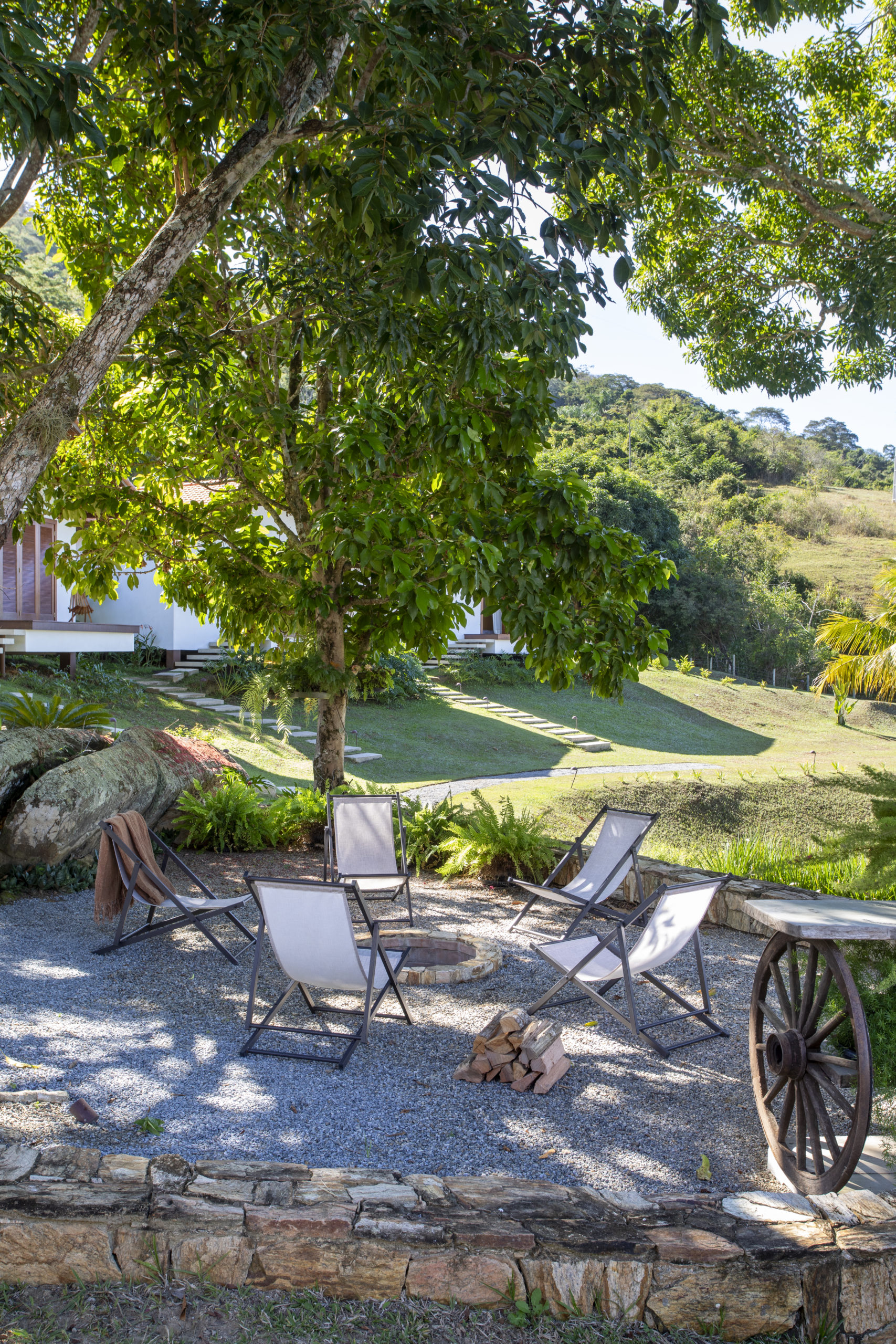 na foto jardim com cadeiras em casa de campo