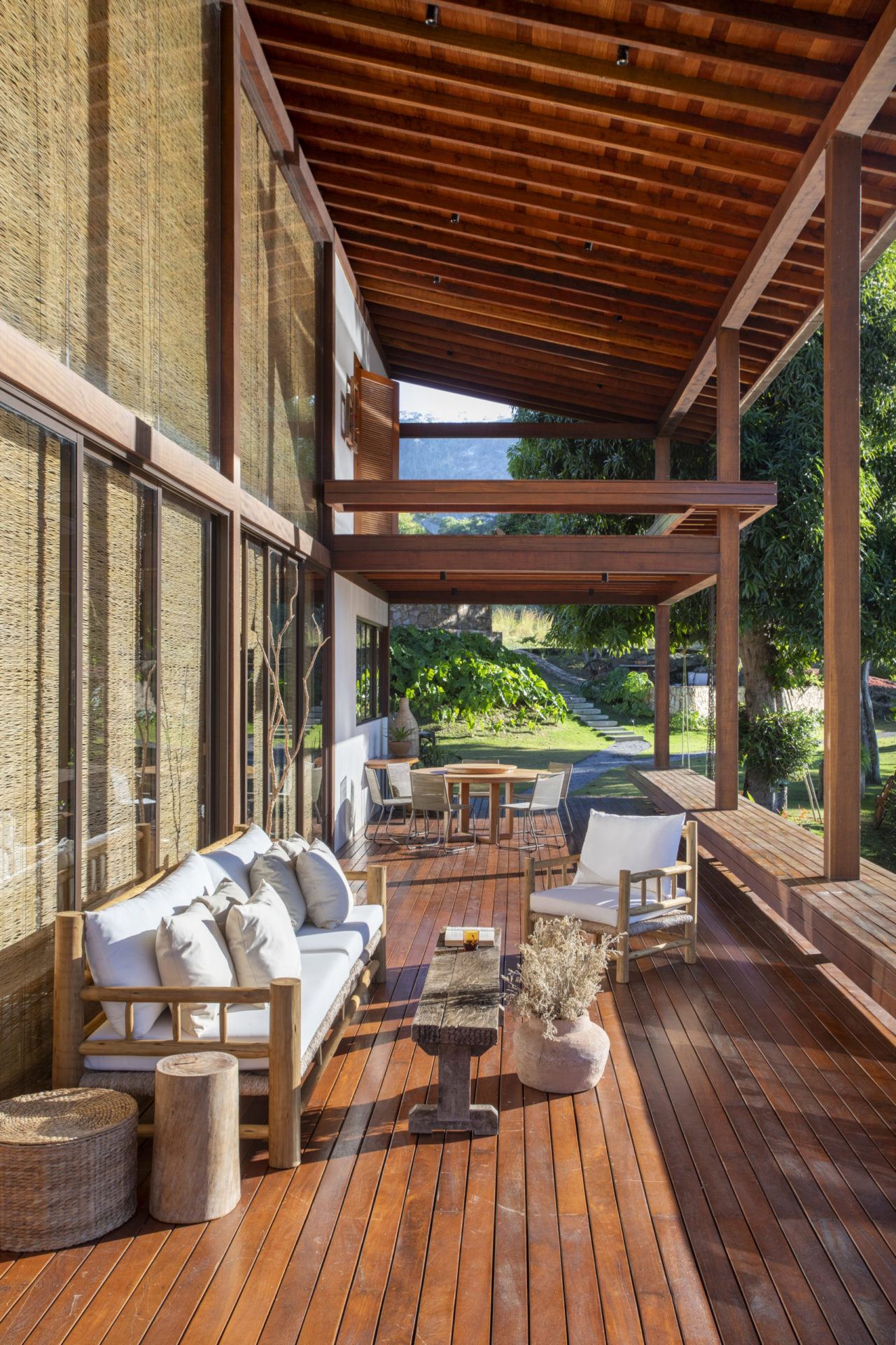 na foto varanda de casa de campo