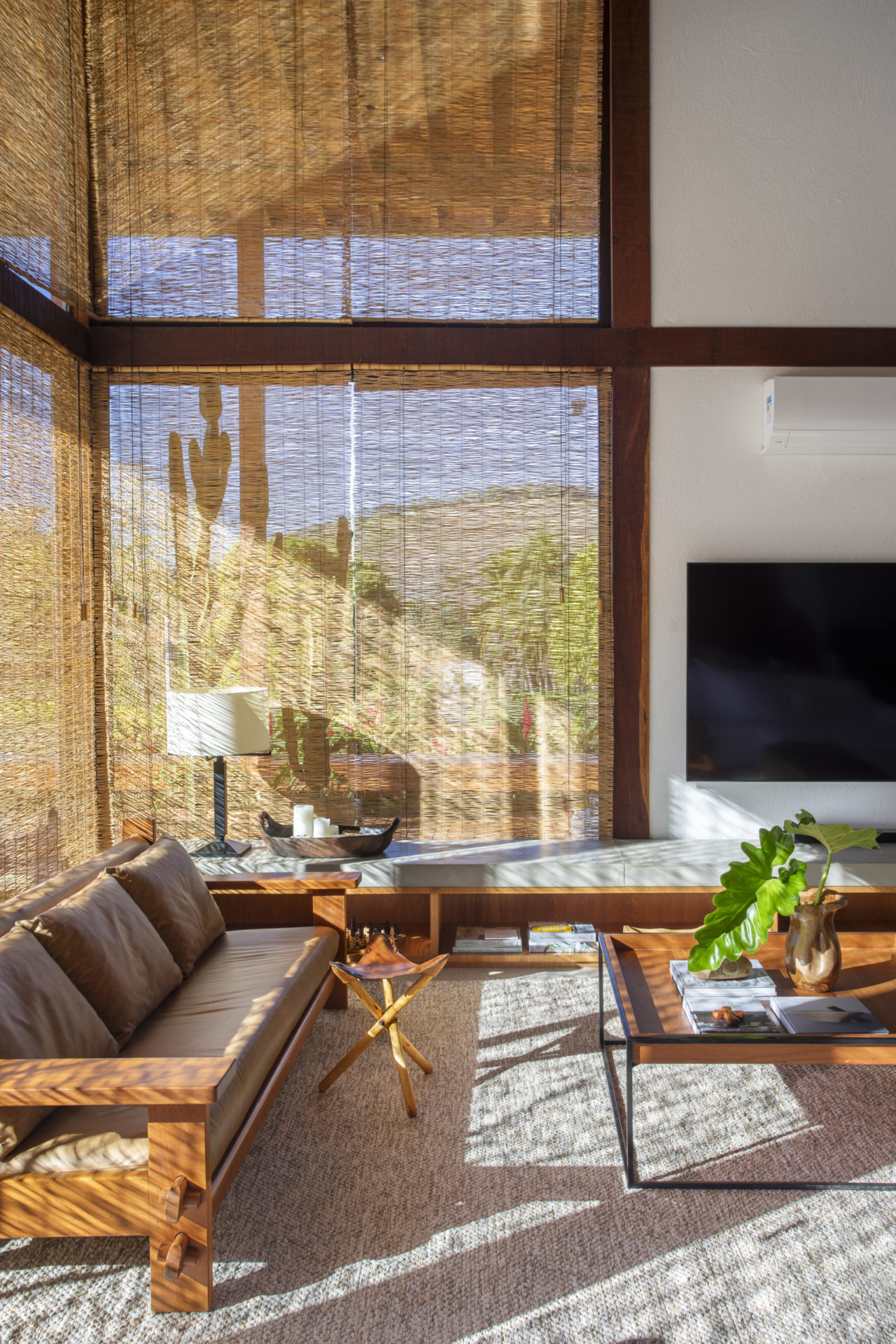 na foto sala com amplos painéis de vidro