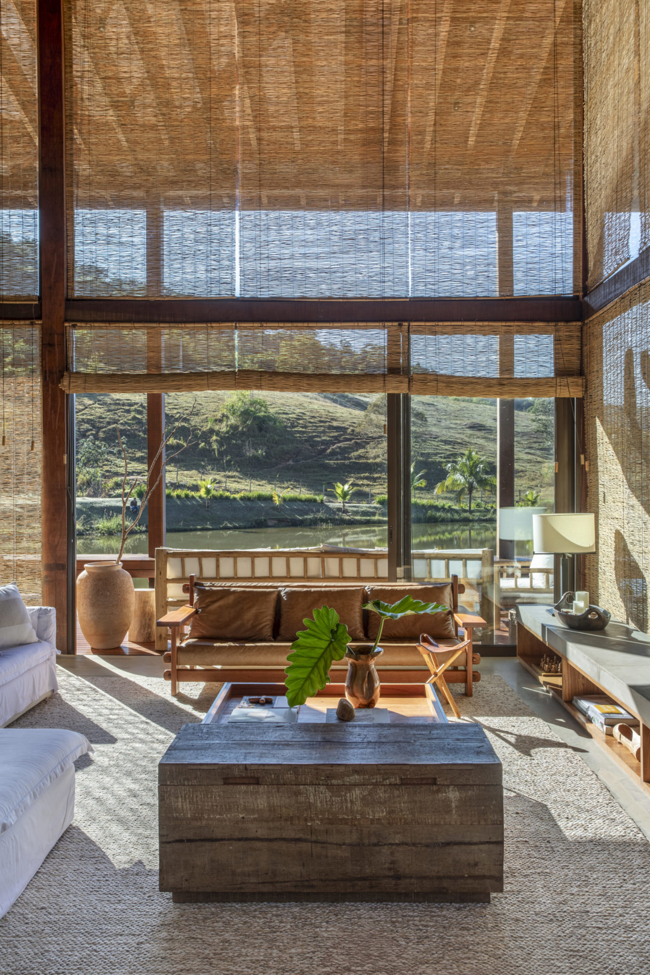 na foto sala de casa de campo com grandes painéis de vidro