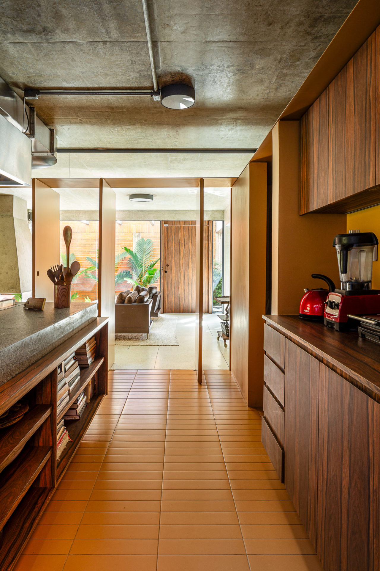 na foto cozinha em mandeira de casa reformada dos anos 70