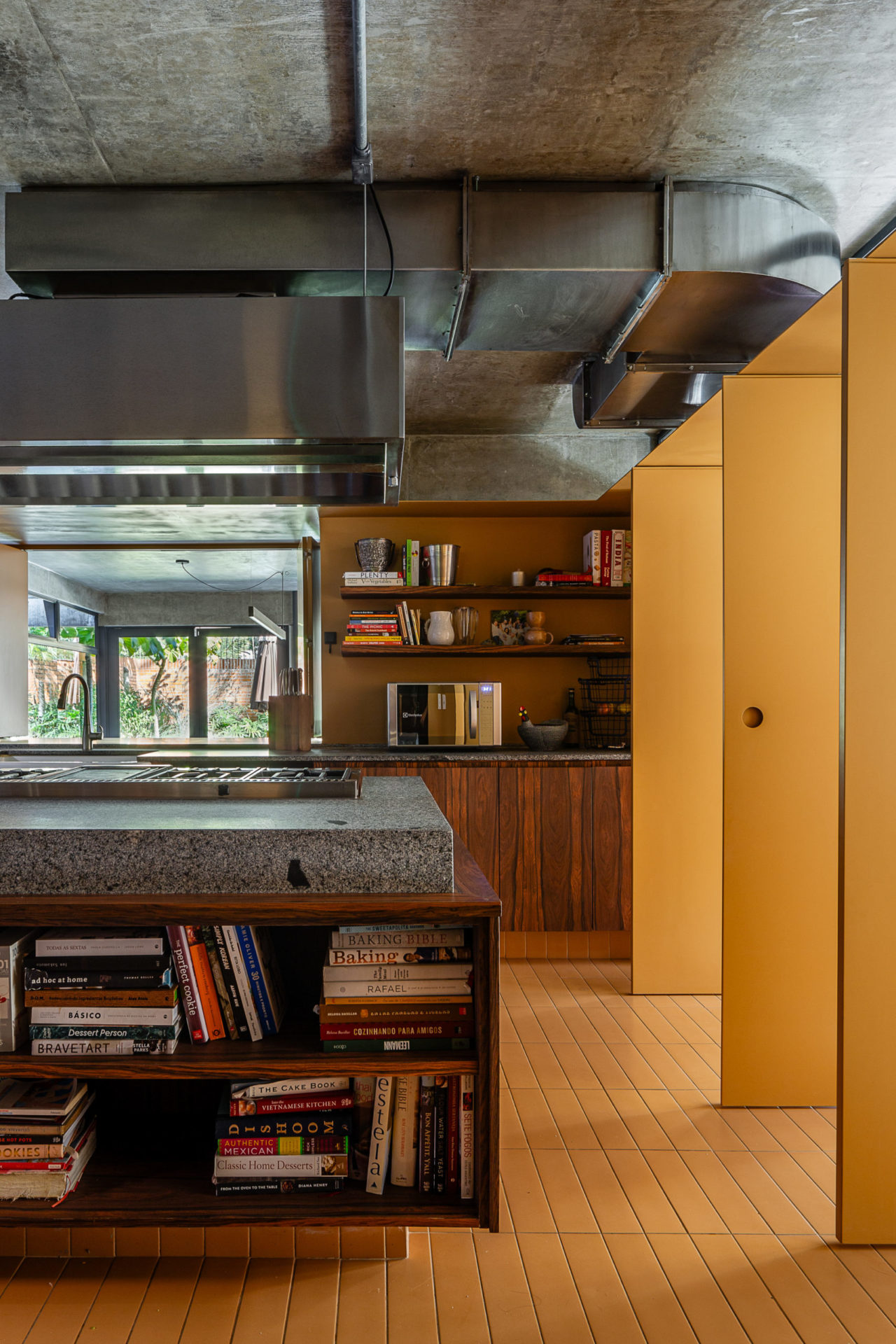 na foto a cozinha de uma casa dos anos 70