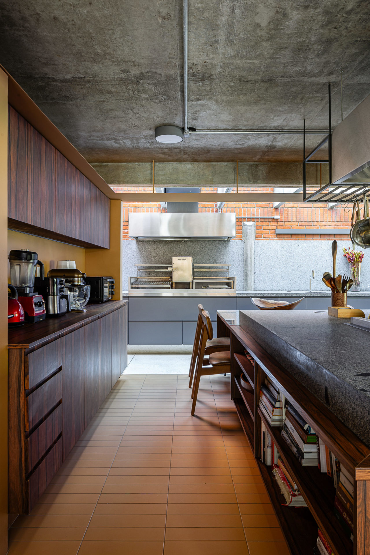 na foto cozinha e bancada da cozinha com eletrodomésticos