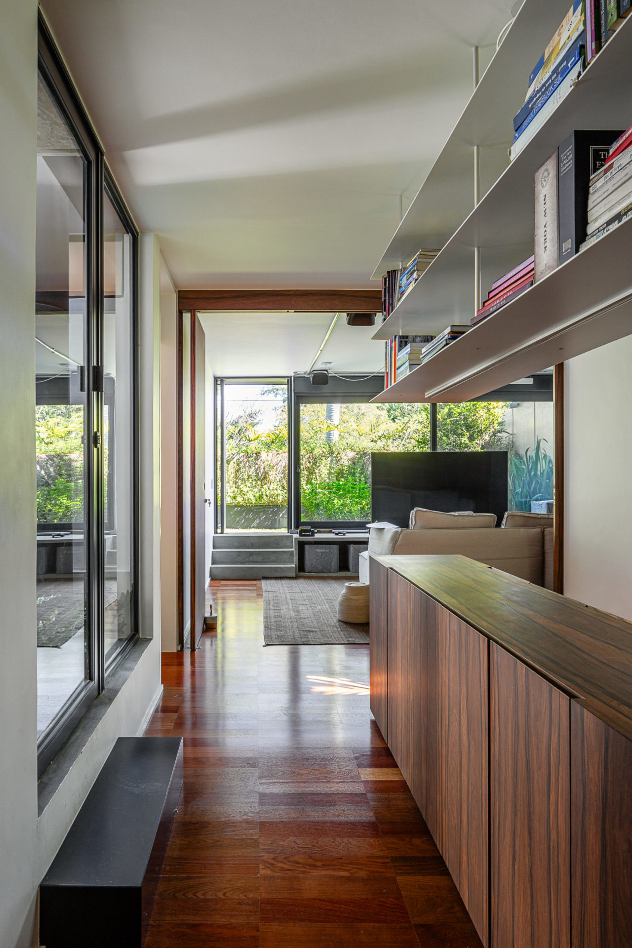 na foto corredor que leva à sala de TV