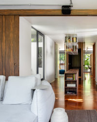 na foto sala com sofá branco