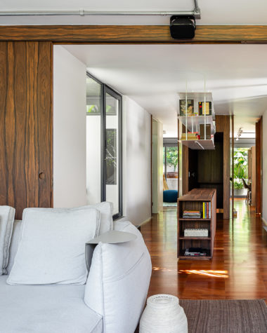 na foto sala com sofá branco