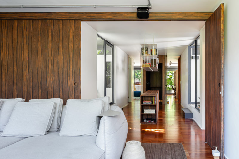 na foto sala com sofá branco