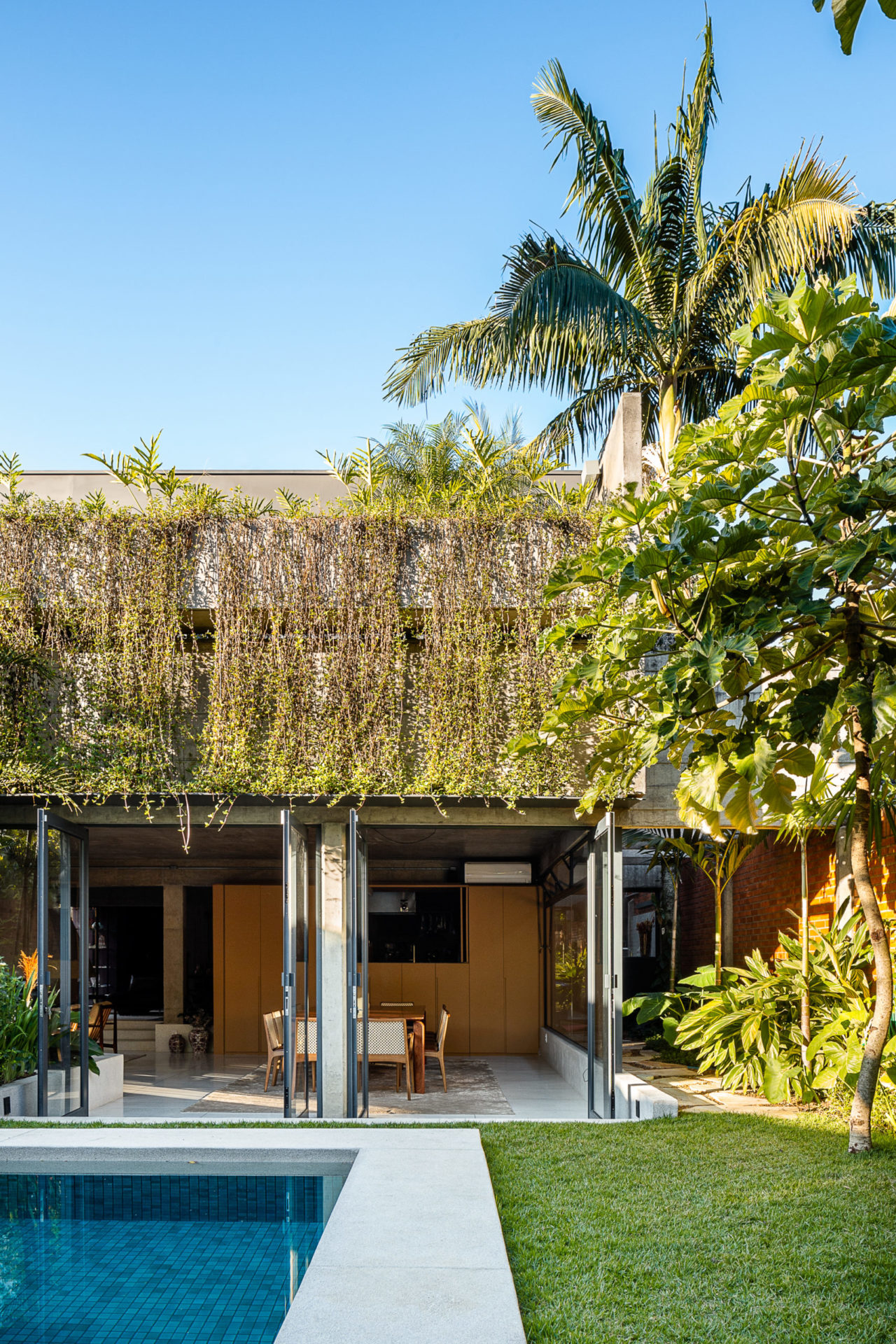 foto da área externa da casa com piscina e árvores