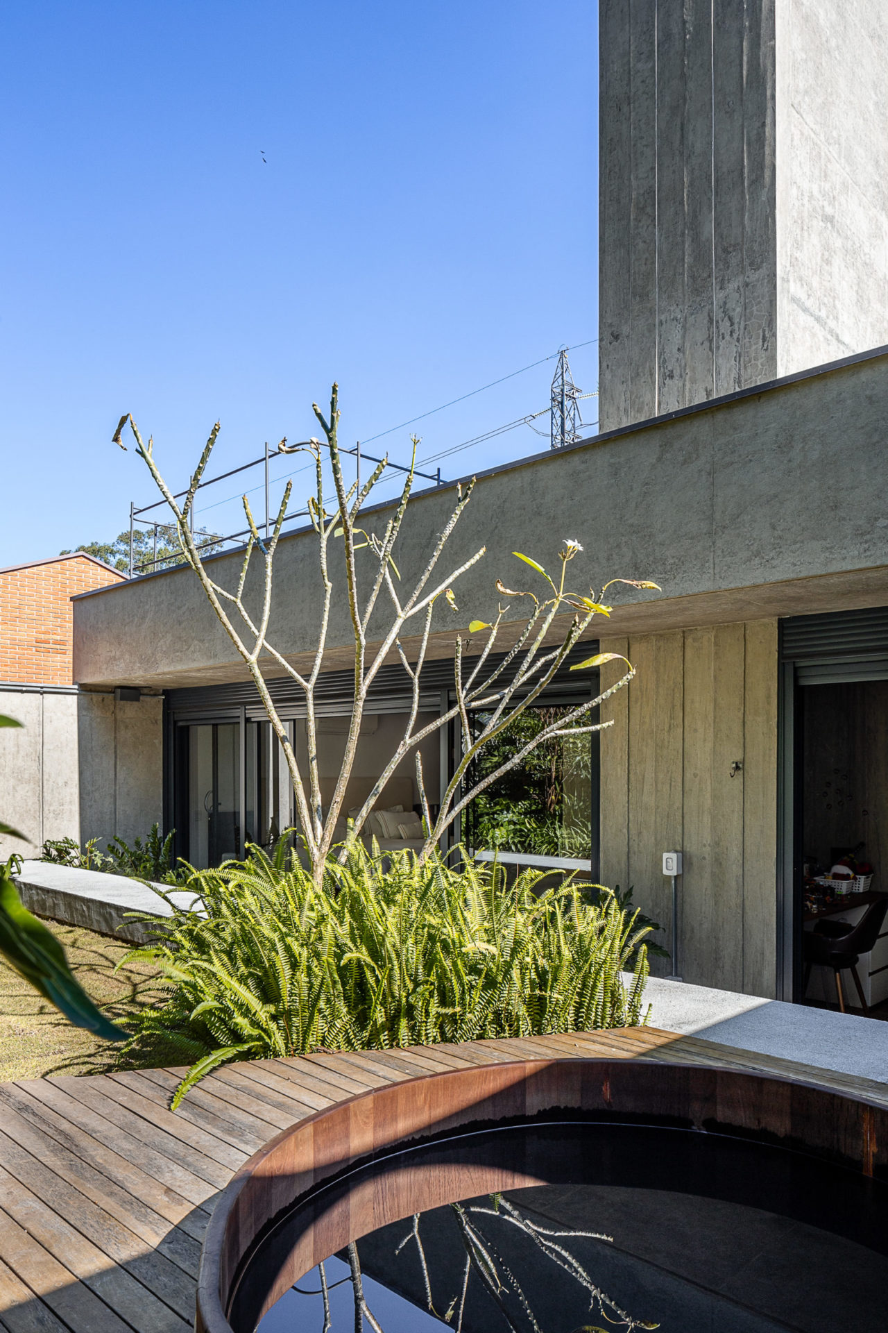 na foto um ofurô de uma casa