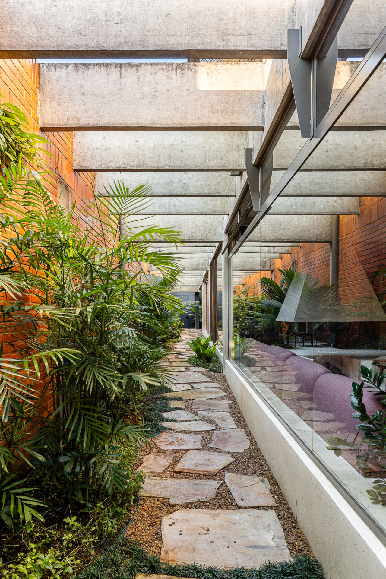 área externa da casa dos anos 70 com plantas