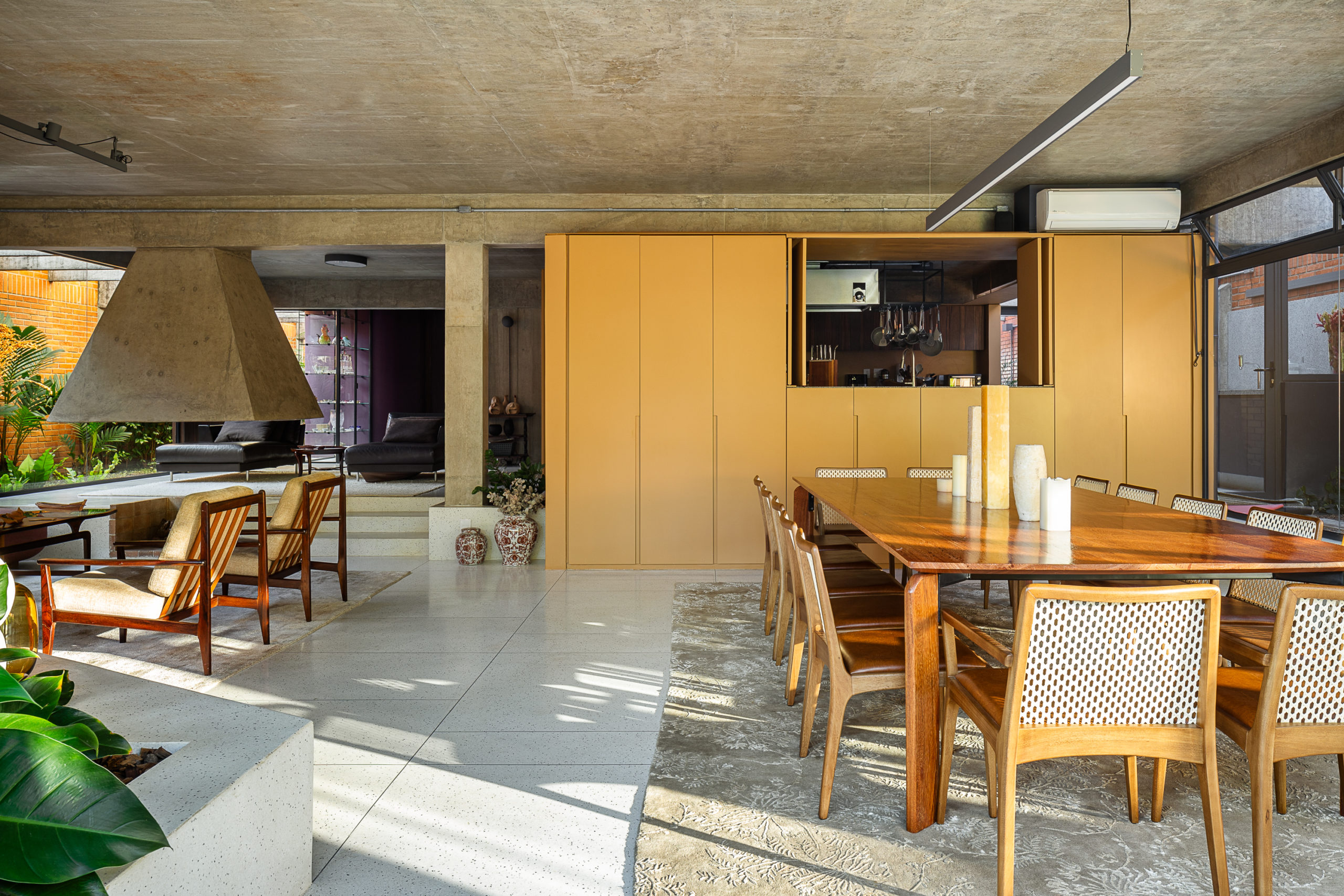 na foto sala de jantar de casa dos anos 70