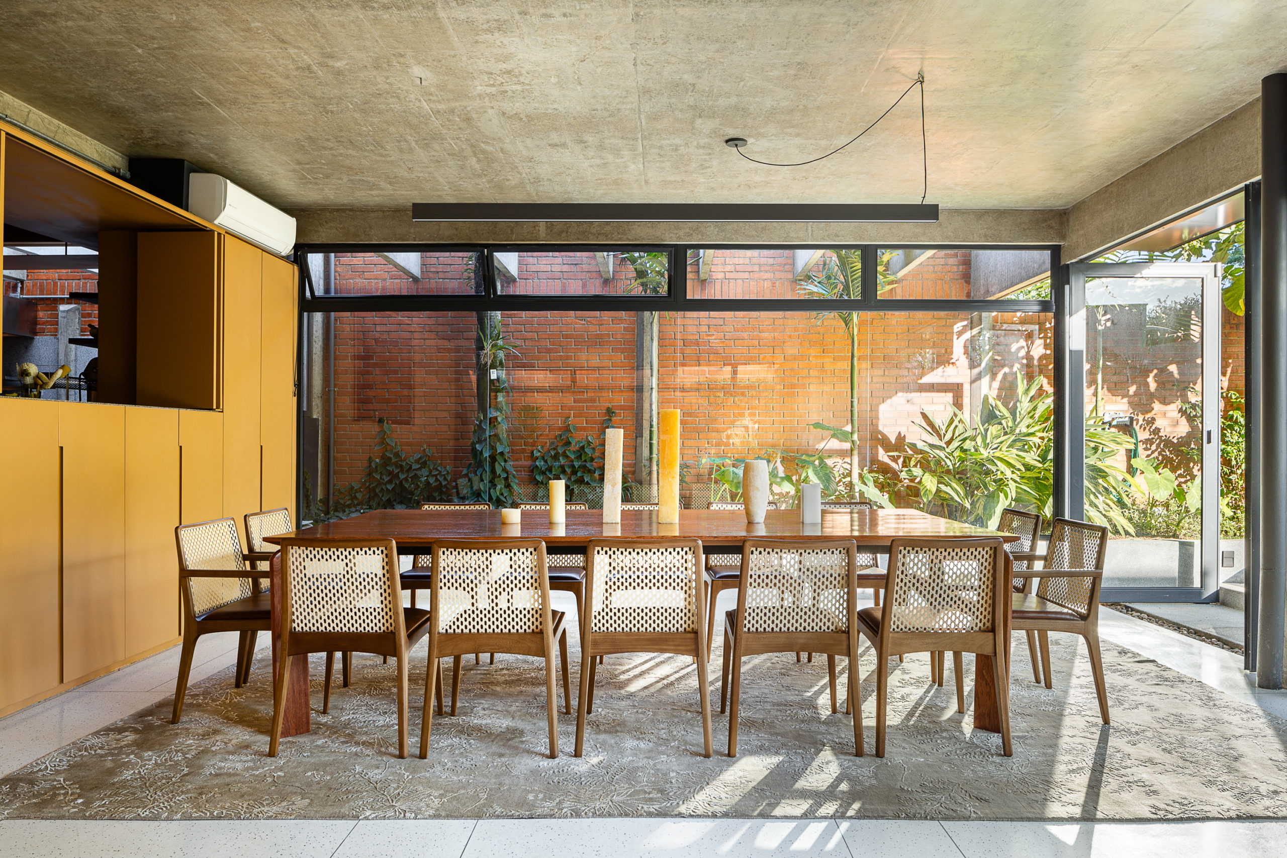 na foto mesa de jantar