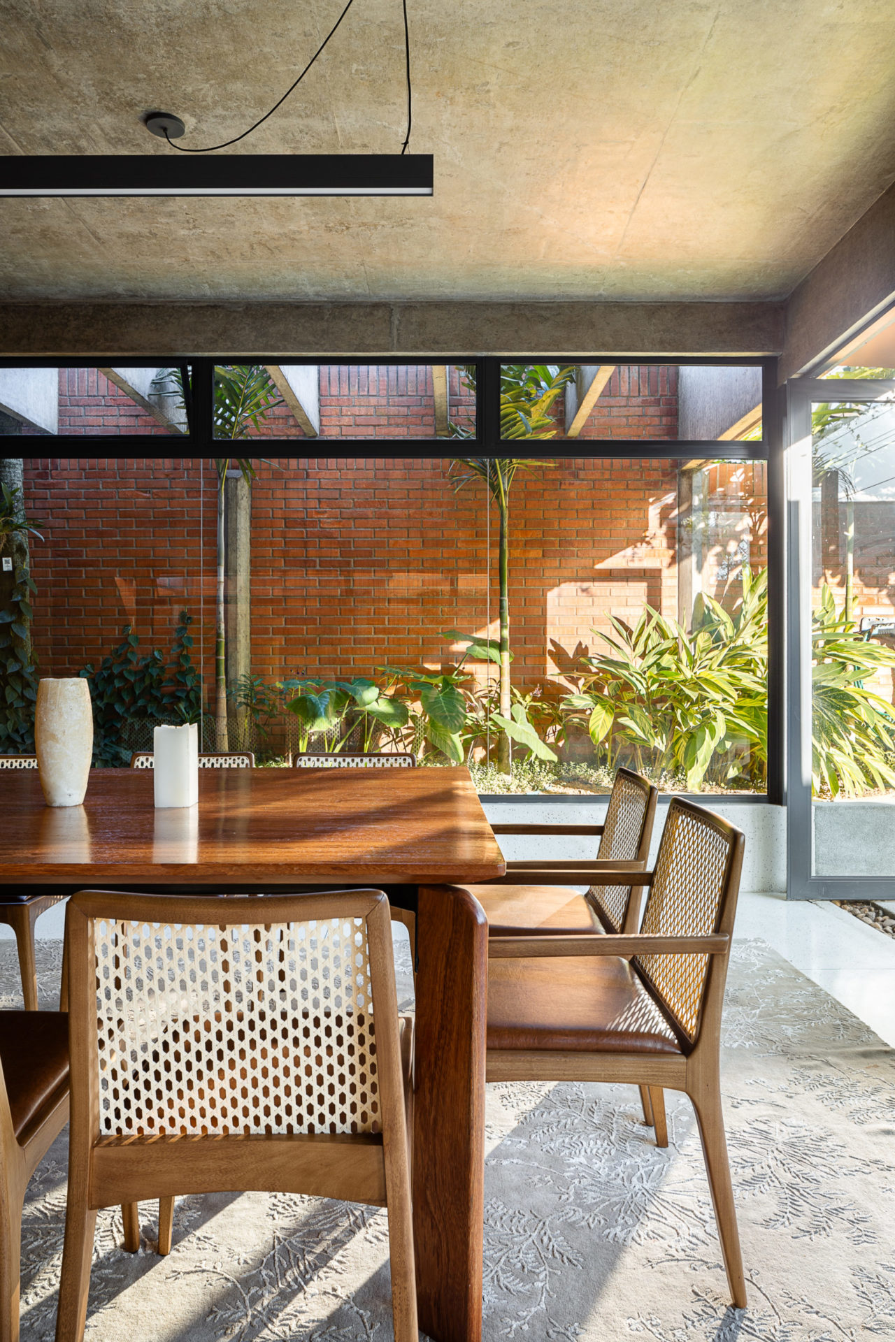 na foto mesa de jantar e varanda