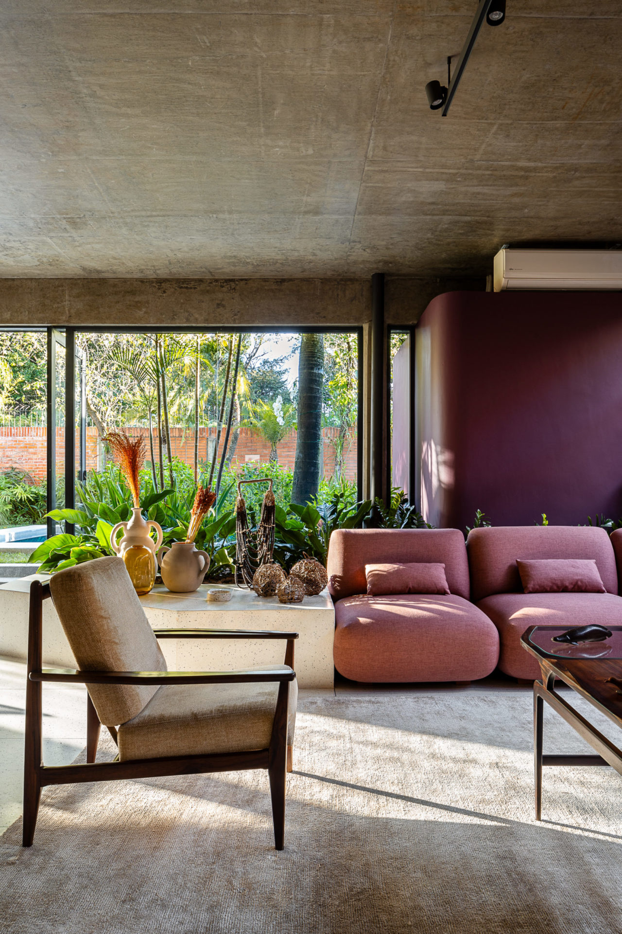 na foto sala com sofá e poltrona além de uma varanda